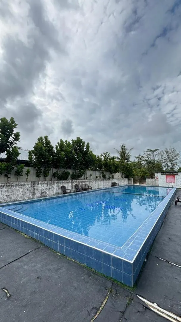 Swimming pool in D’Razna Inn