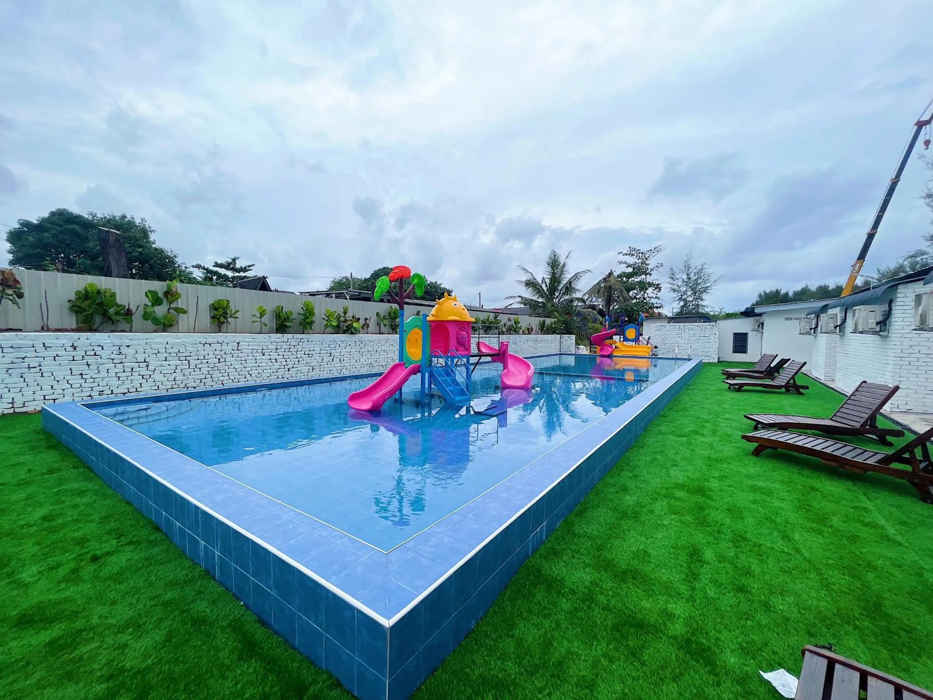 Swimming pool in D’Razna Inn