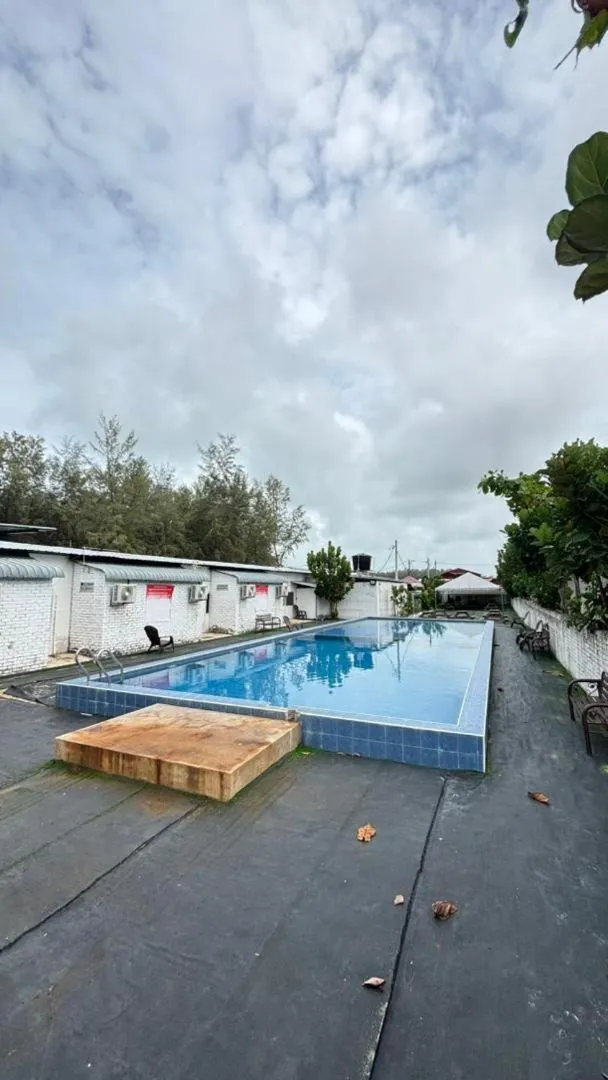 Swimming pool in D’Razna Inn