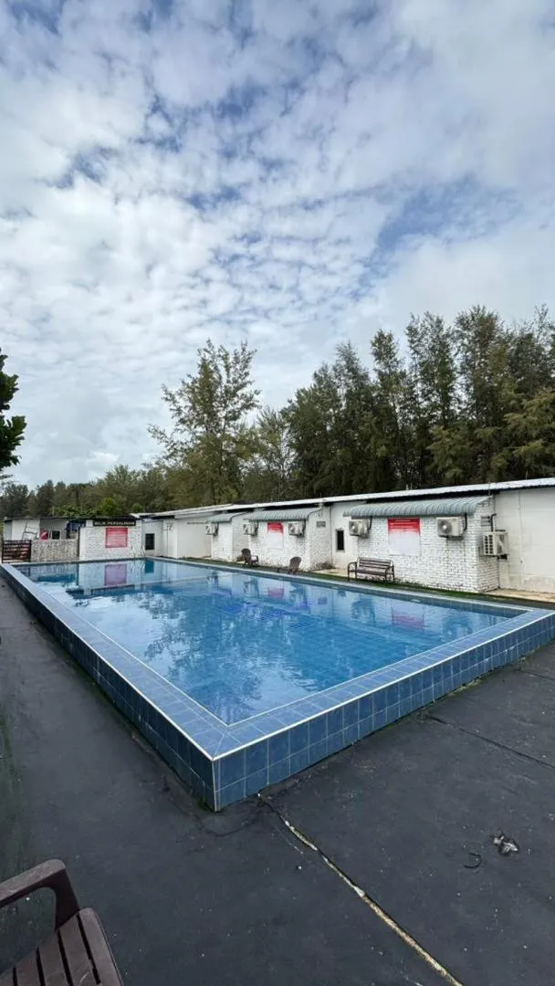 Swimming pool in D’Razna Inn