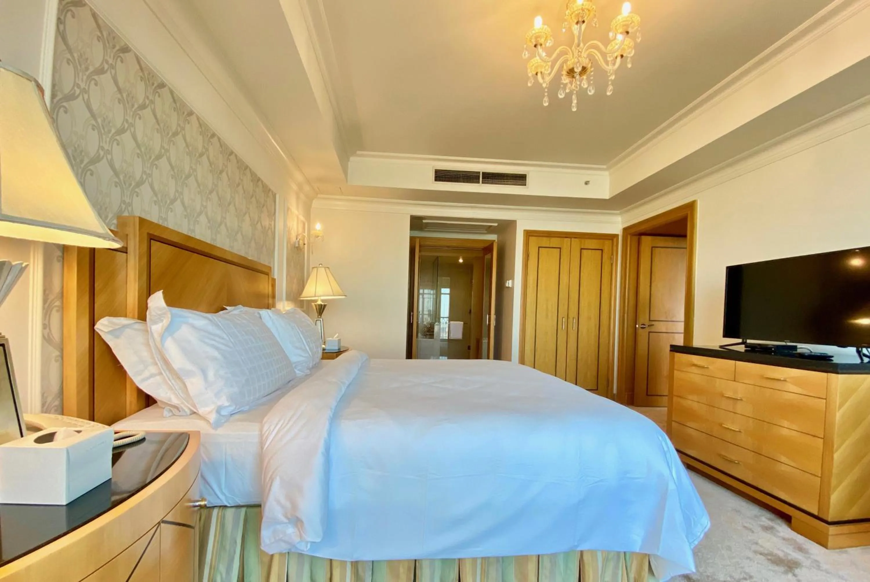 TV and multimedia, Bed in Chez Haytham At Four Seasons Nile Plaza Residential Suite