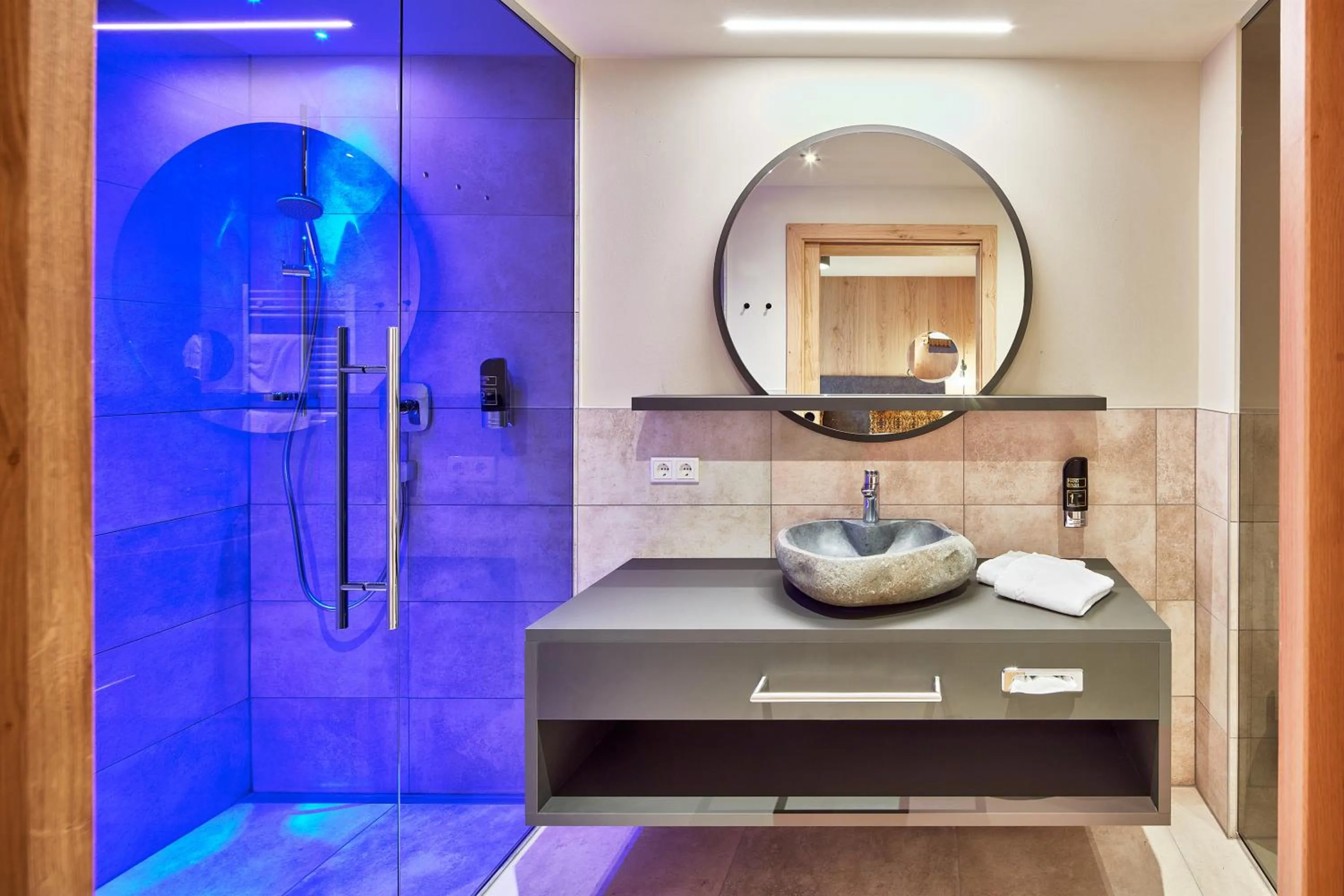 Bathroom in HOTEL SONNBLICK, Kaprun, Salzburg - am Kitzsteinhorn Gletscher