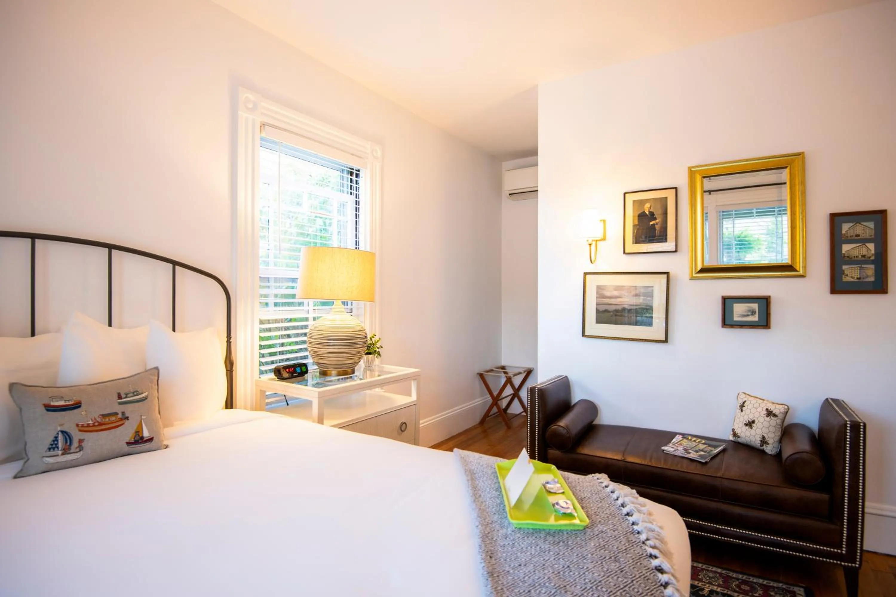 Bed in Sand Bar Cottage Inn