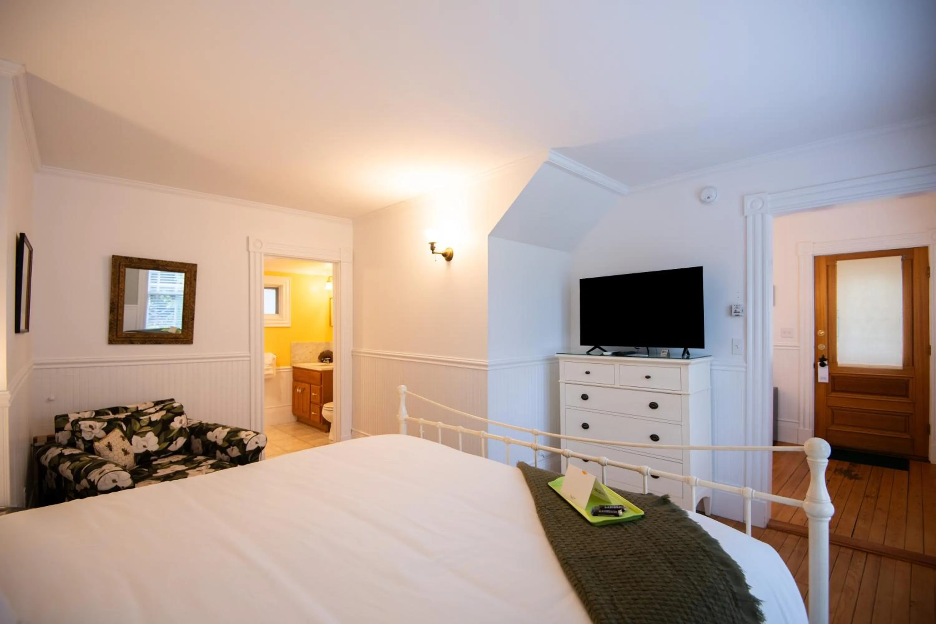 Bed in Sand Bar Cottage Inn