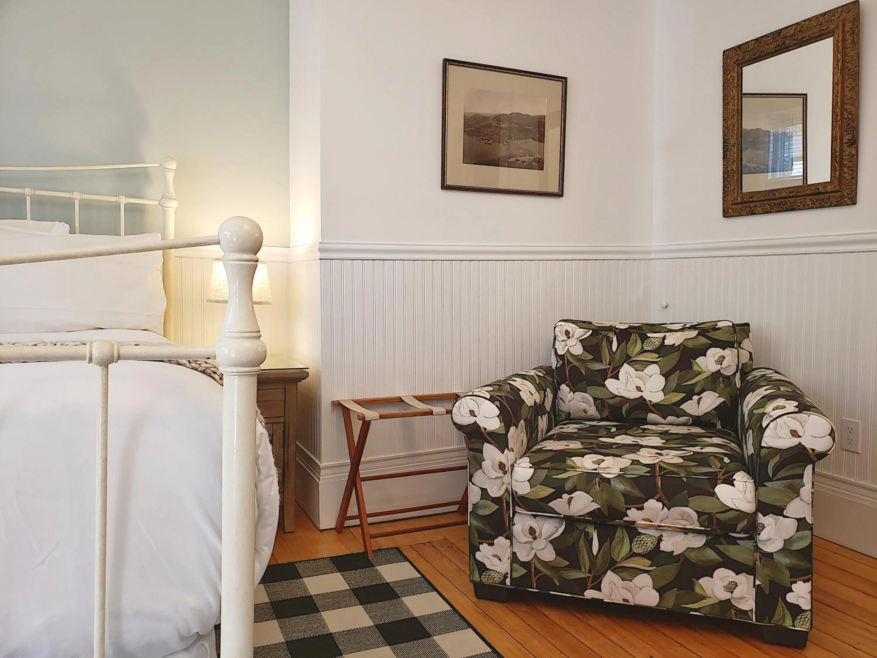 Seating area, Bed in Sand Bar Cottage Inn