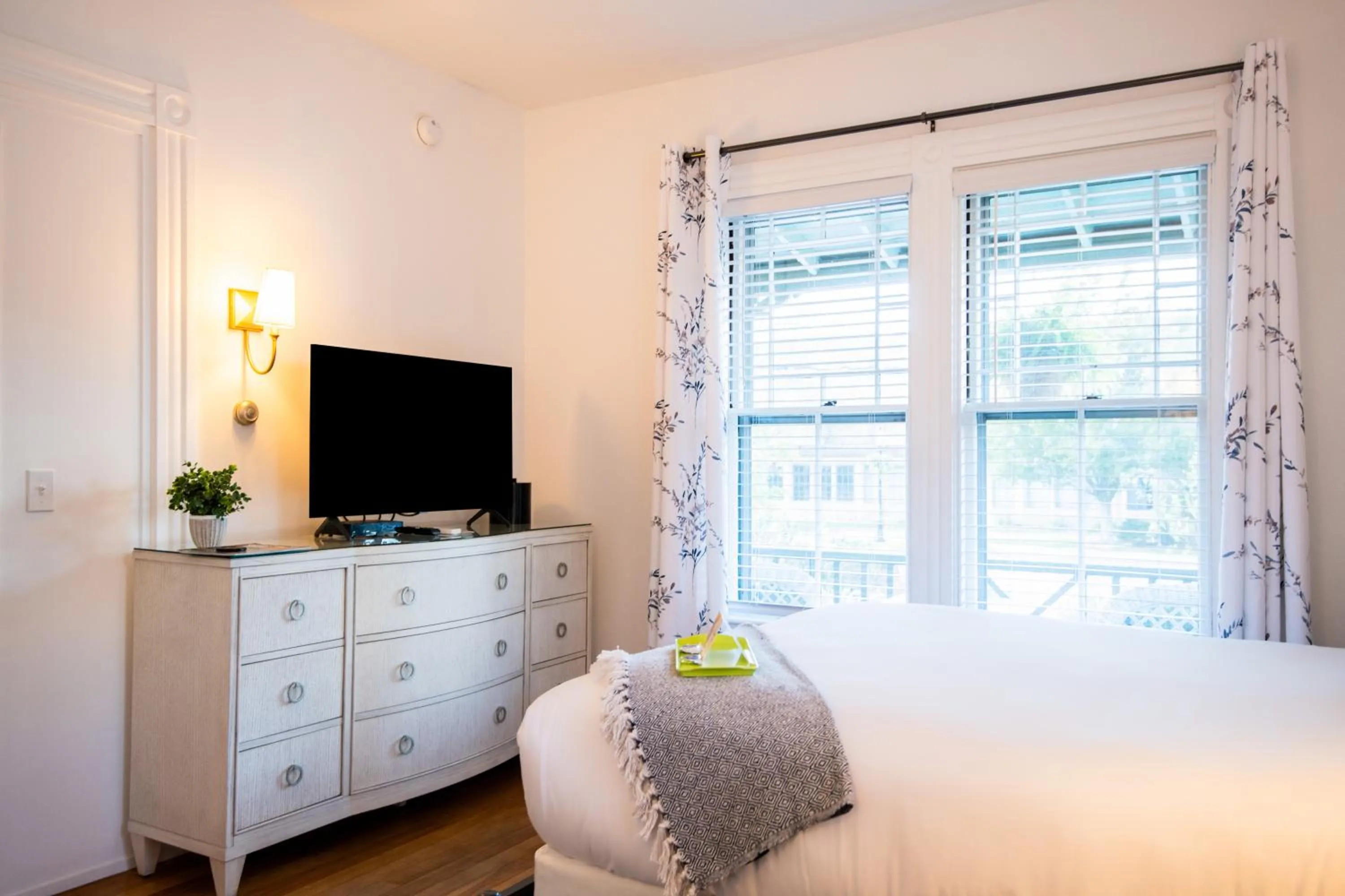 TV and multimedia, Bed in Sand Bar Cottage Inn