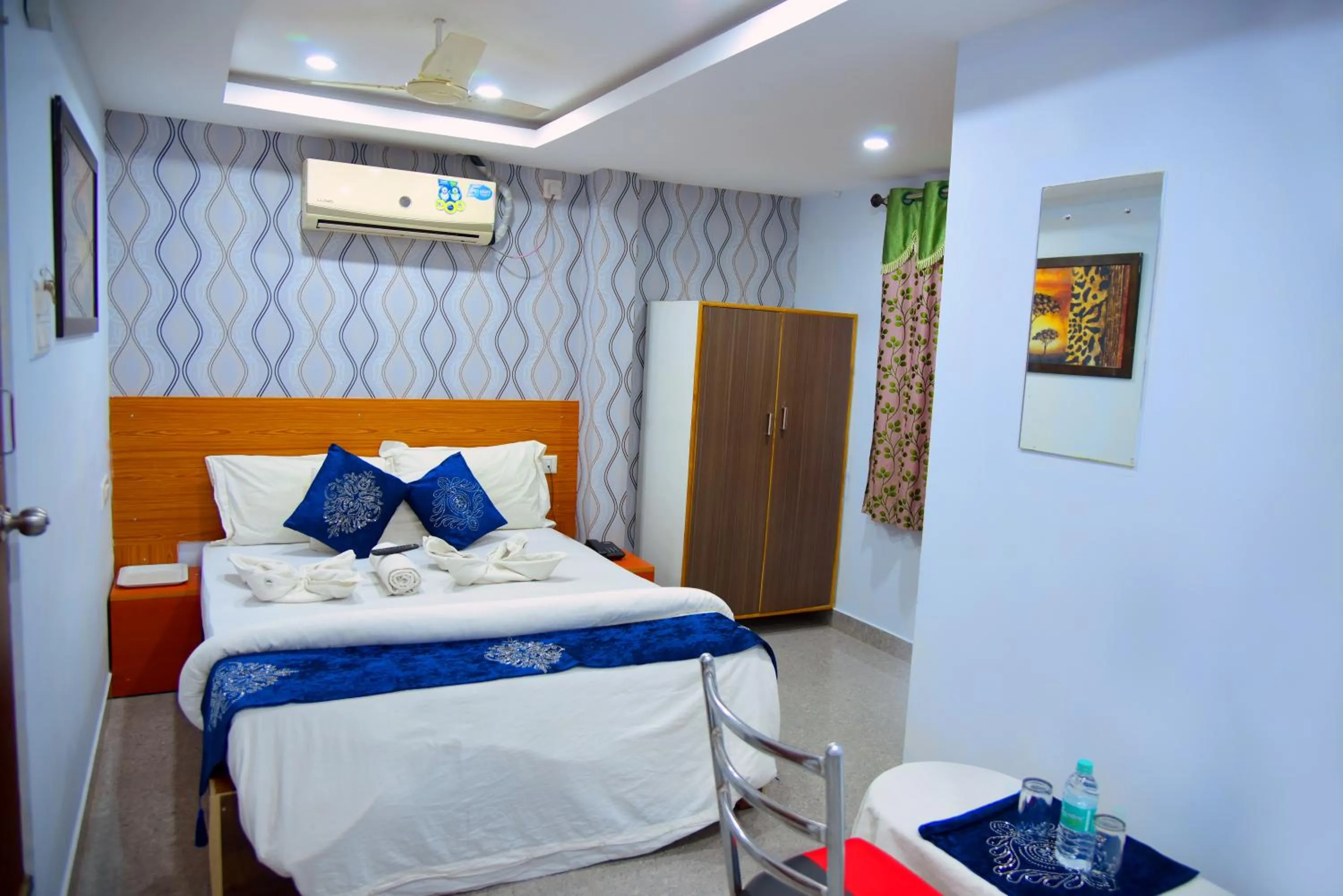 Bed in Hotel Housefinch Residency