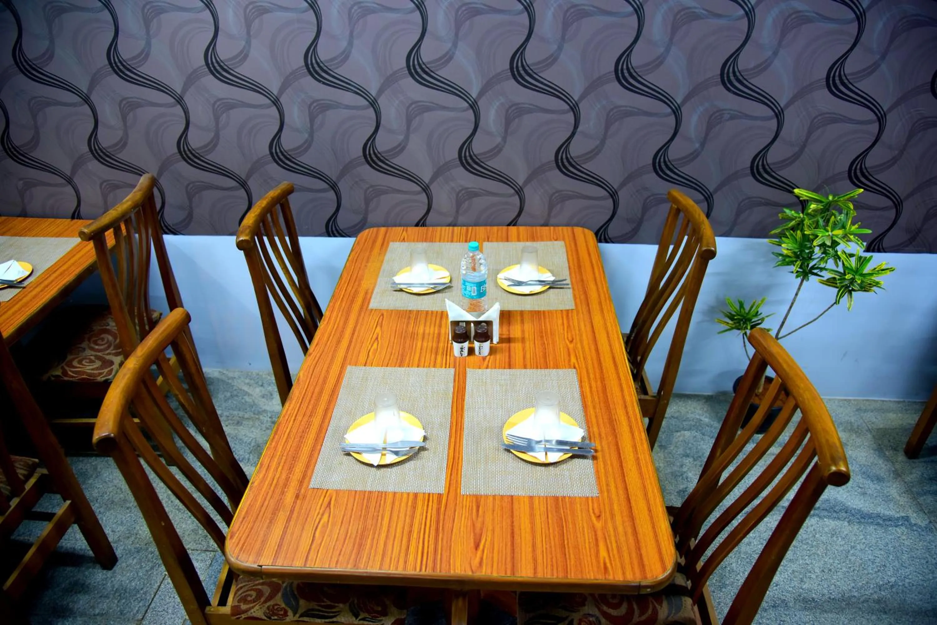 Restaurant/places to eat in Hotel Housefinch Residency