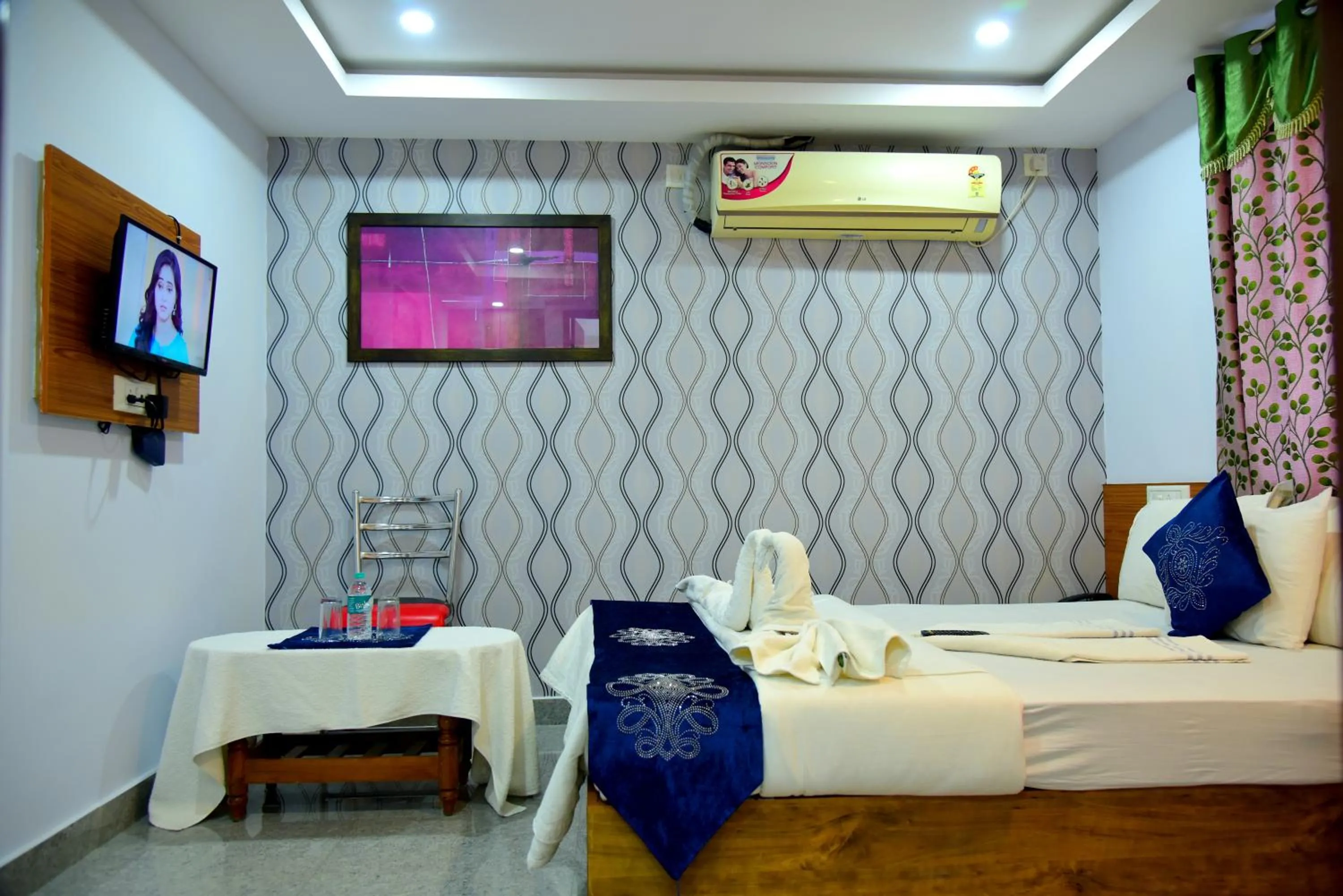 TV and multimedia in Hotel Housefinch Residency