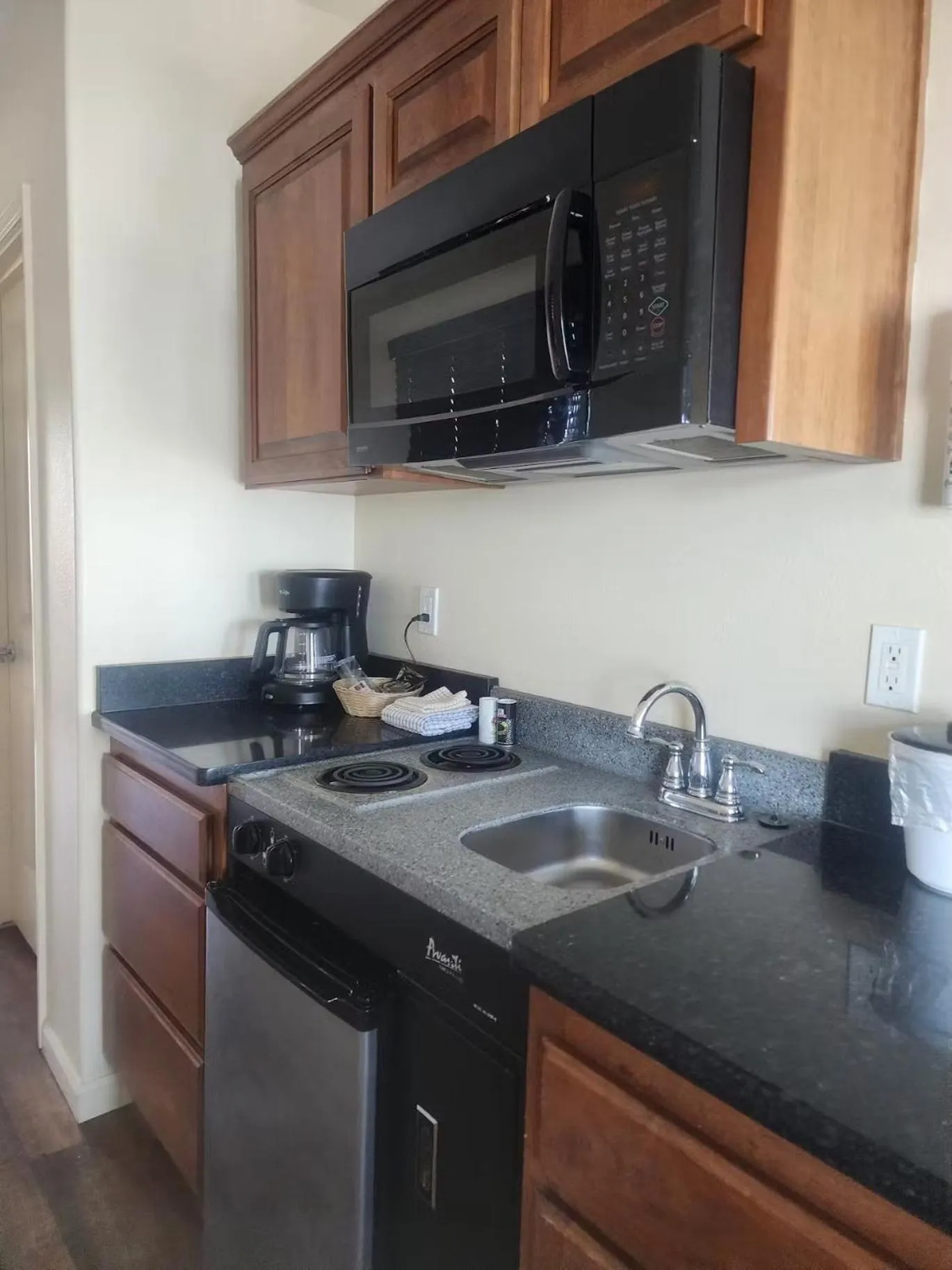 Kitchen or kitchenette in Seahorse Oceanfront Lodge