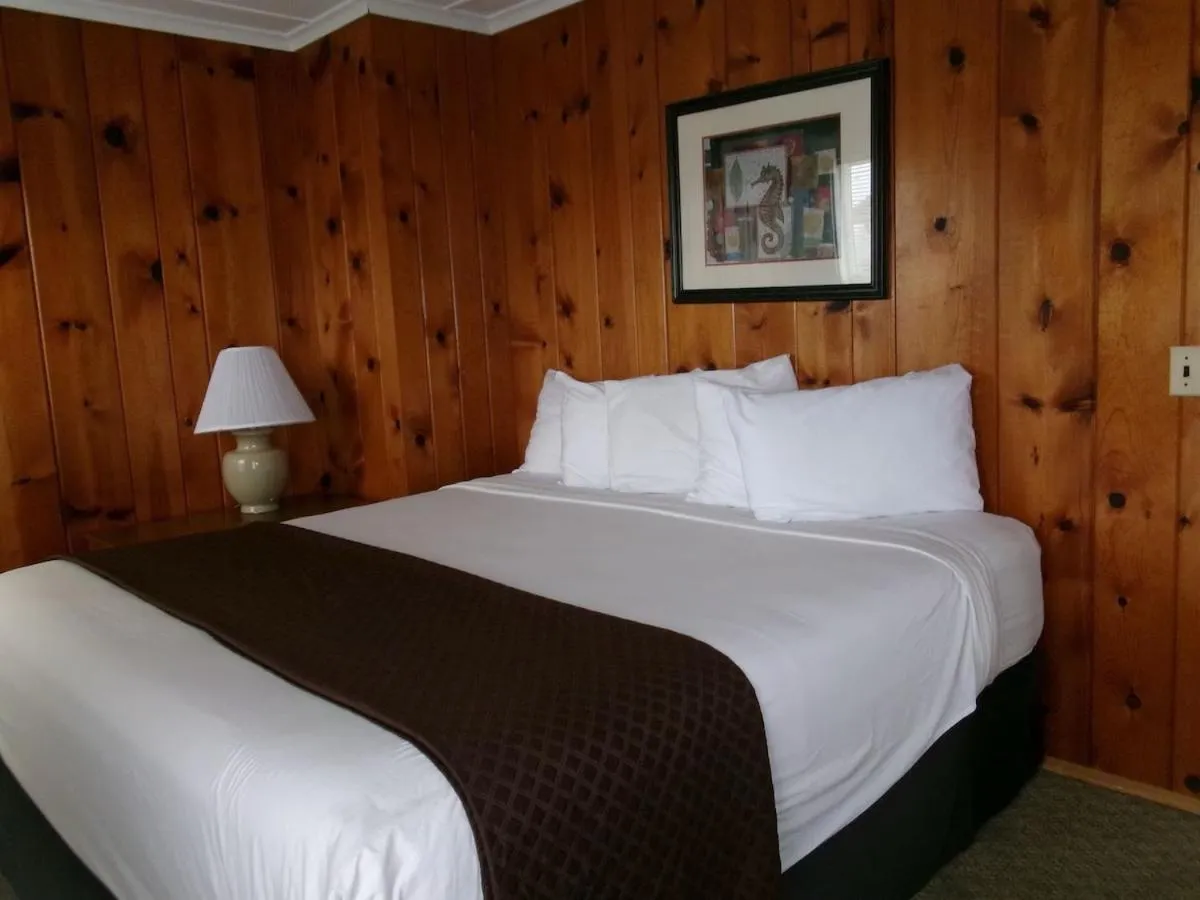Bedroom, Bed in Seahorse Oceanfront Lodge