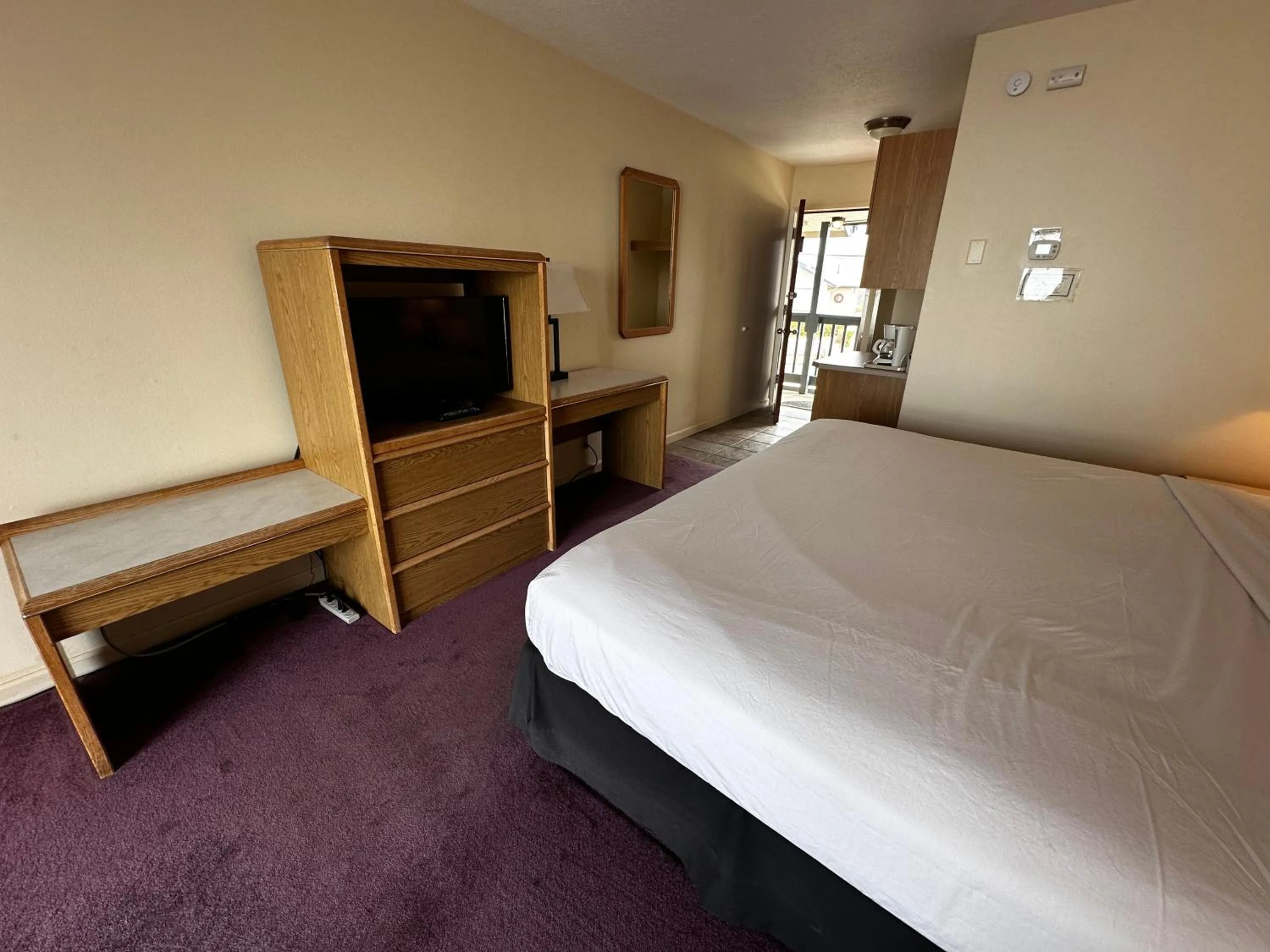 TV and multimedia, Bed in Seahorse Oceanfront Lodge