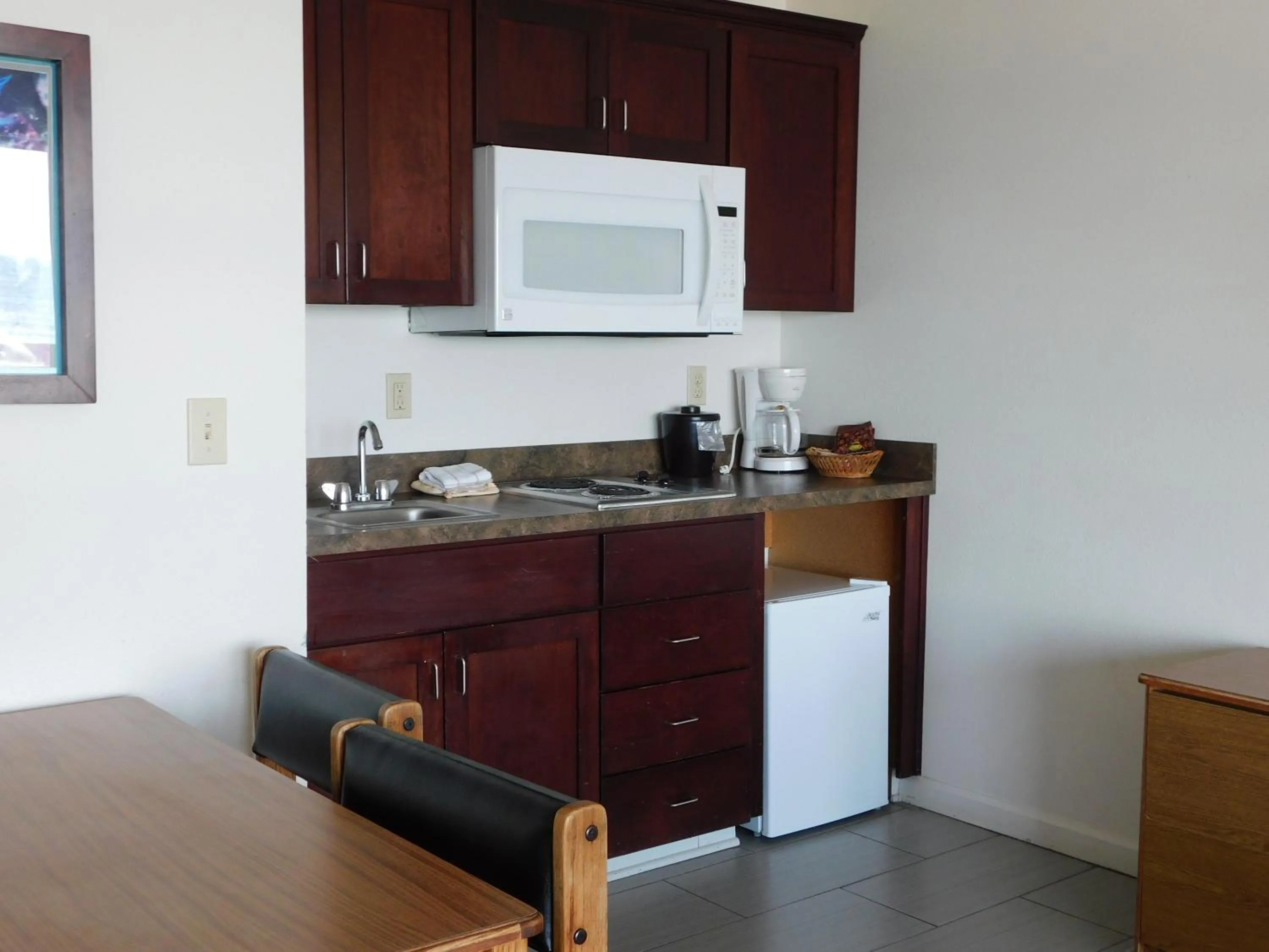 Kitchen or kitchenette in Seahorse Oceanfront Lodge