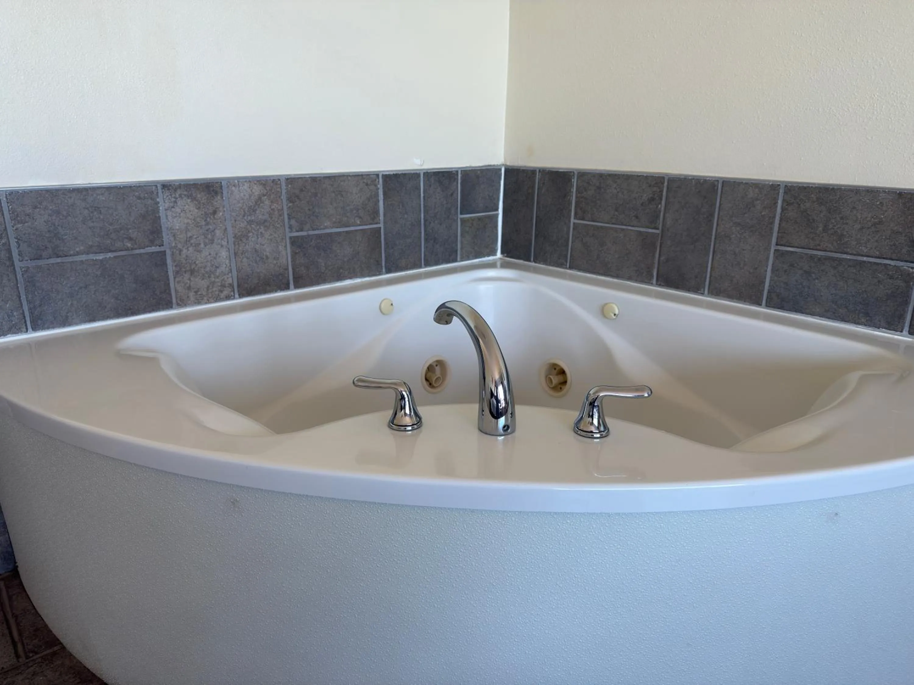 Hot Tub in Seahorse Oceanfront Lodge