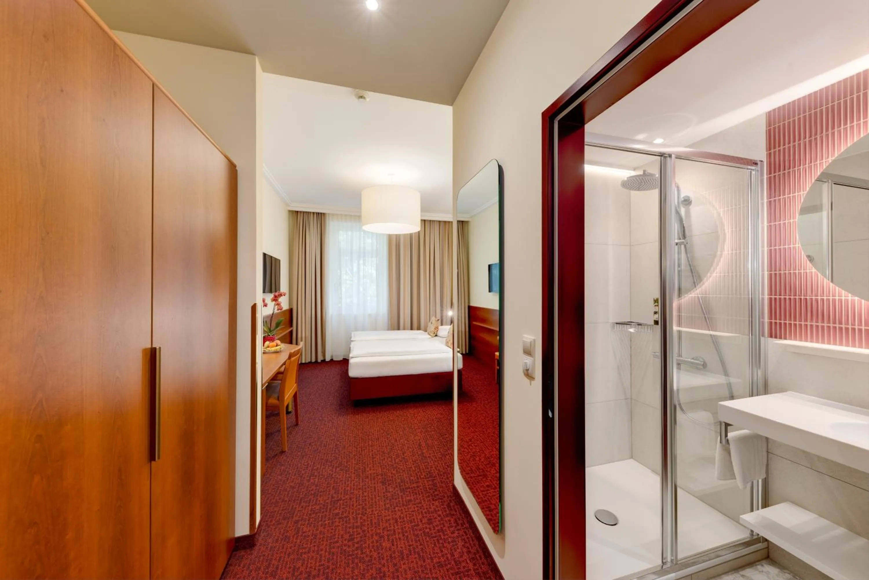 Shower, Bed in Austria Classic Hotel Wien