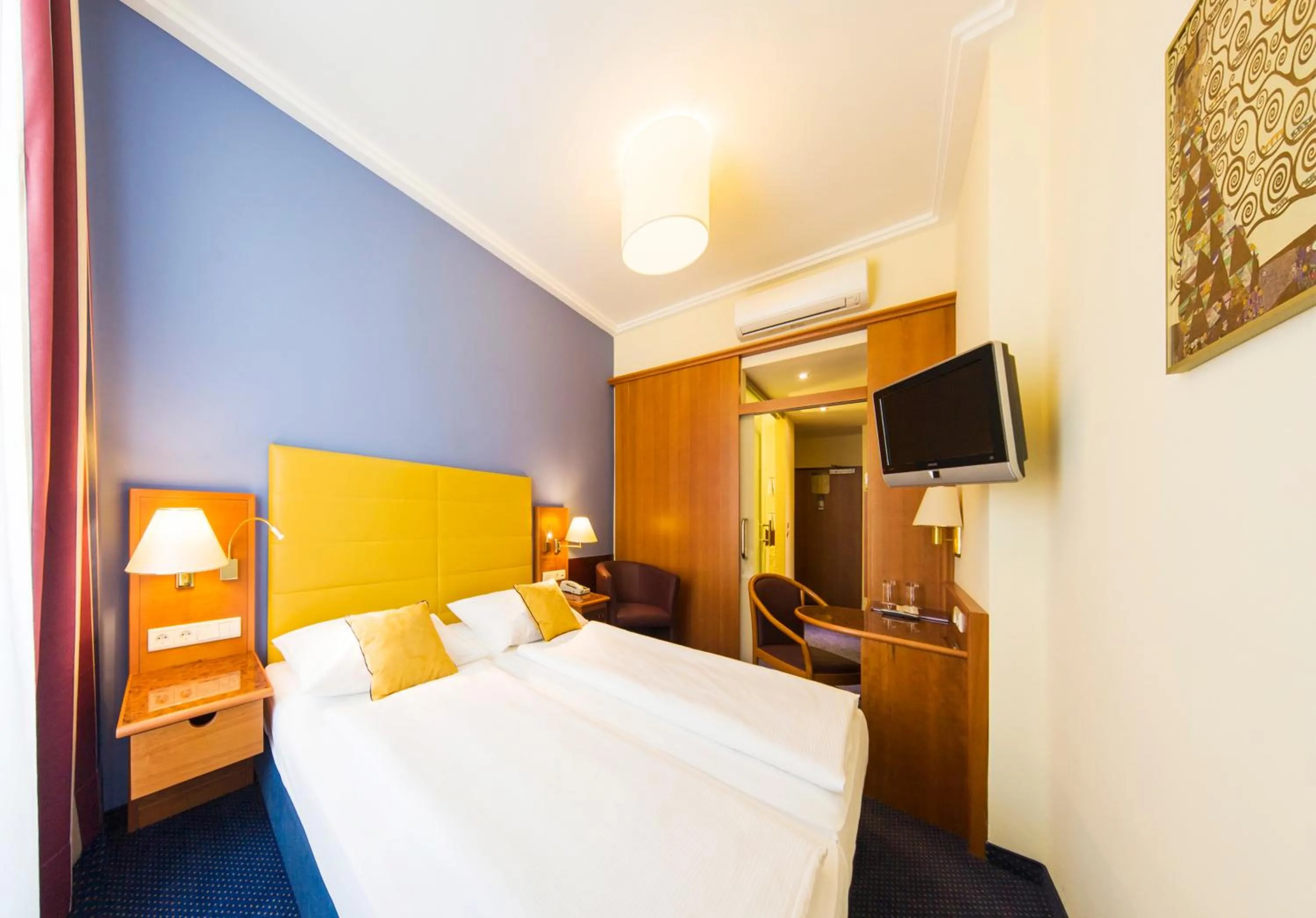 Photo of the whole room, Bed in Austria Classic Hotel Wien