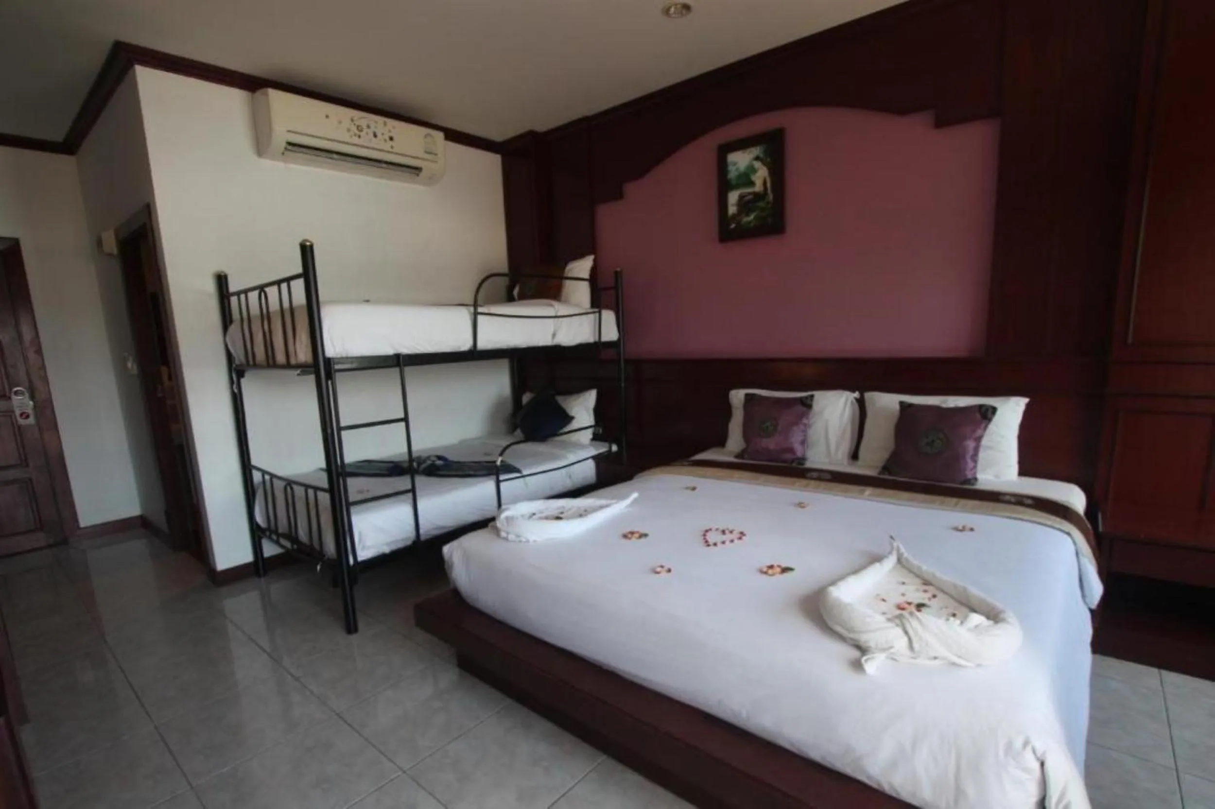 Photo of the whole room, Bed in Art Mansion Patong Hotel