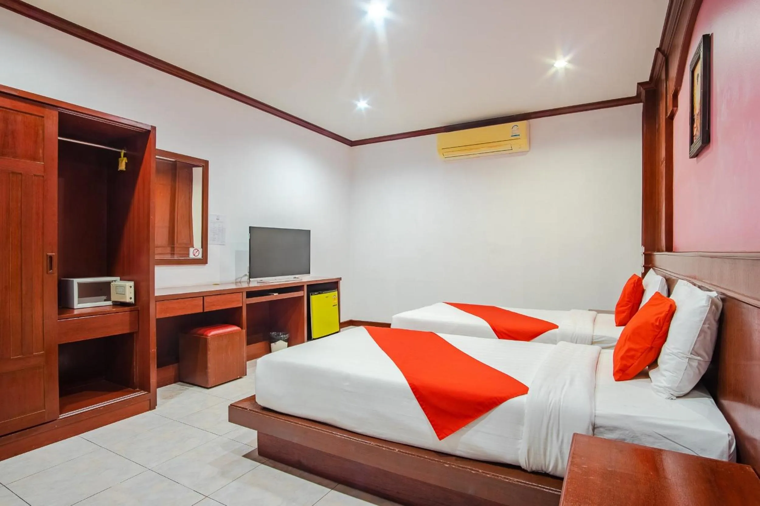 Photo of the whole room, Bed in Art Mansion Patong Hotel