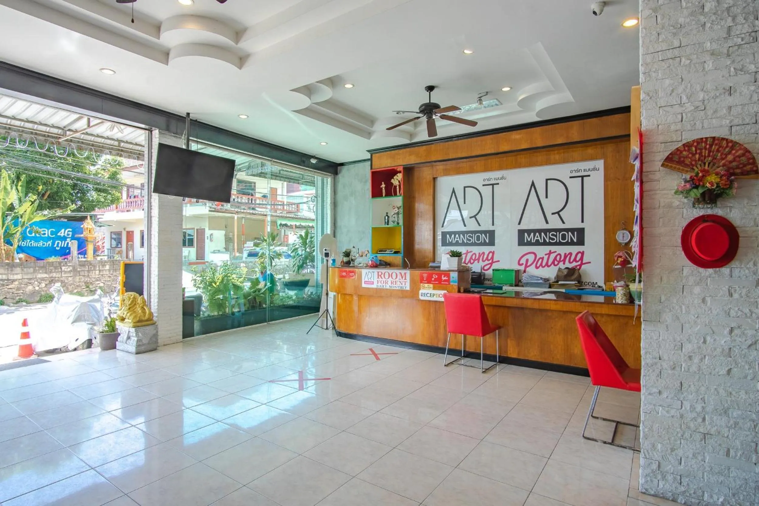 Lobby or reception in Art Mansion Patong Hotel