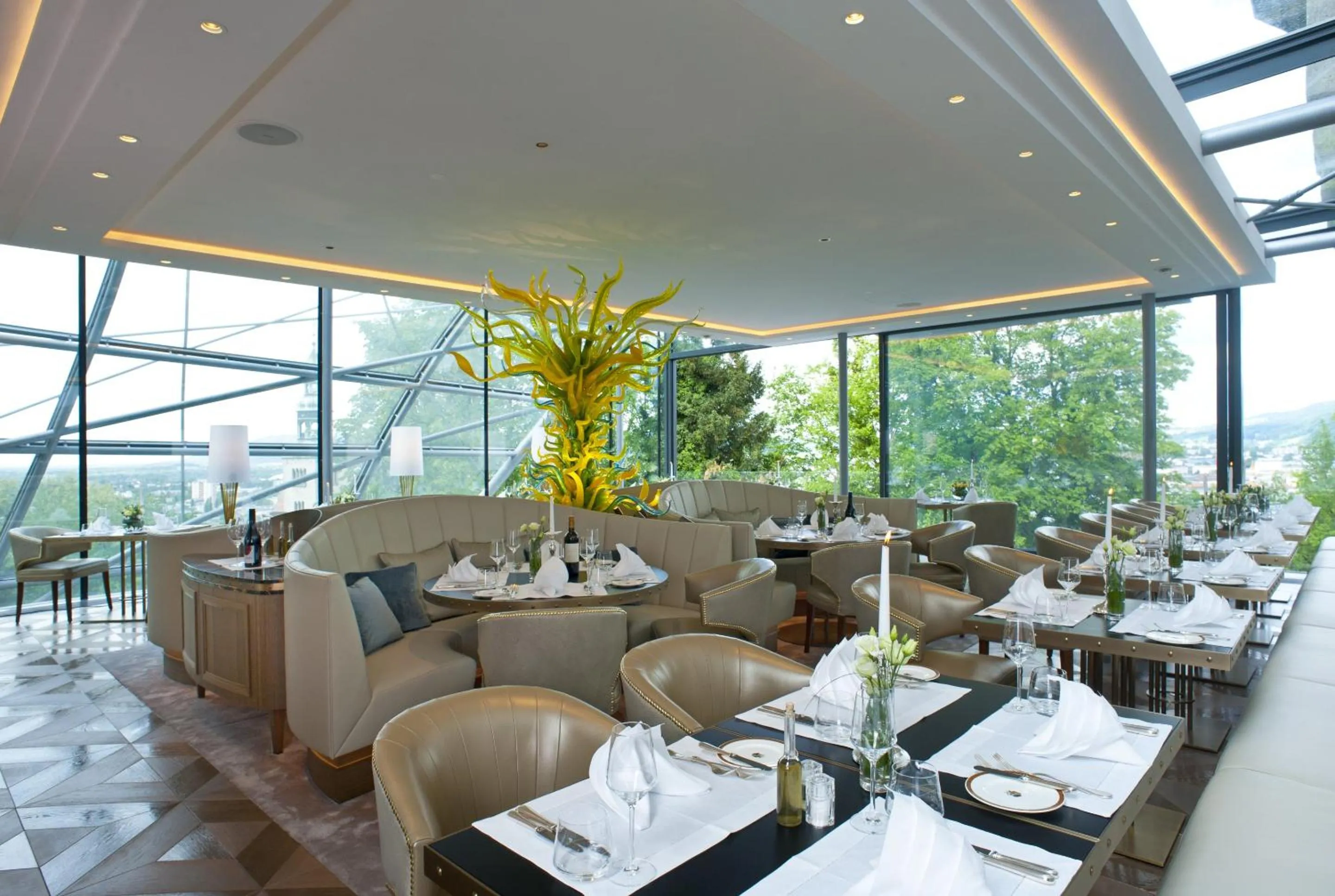 Restaurant/places to eat in Hotel Schloss Mönchstein