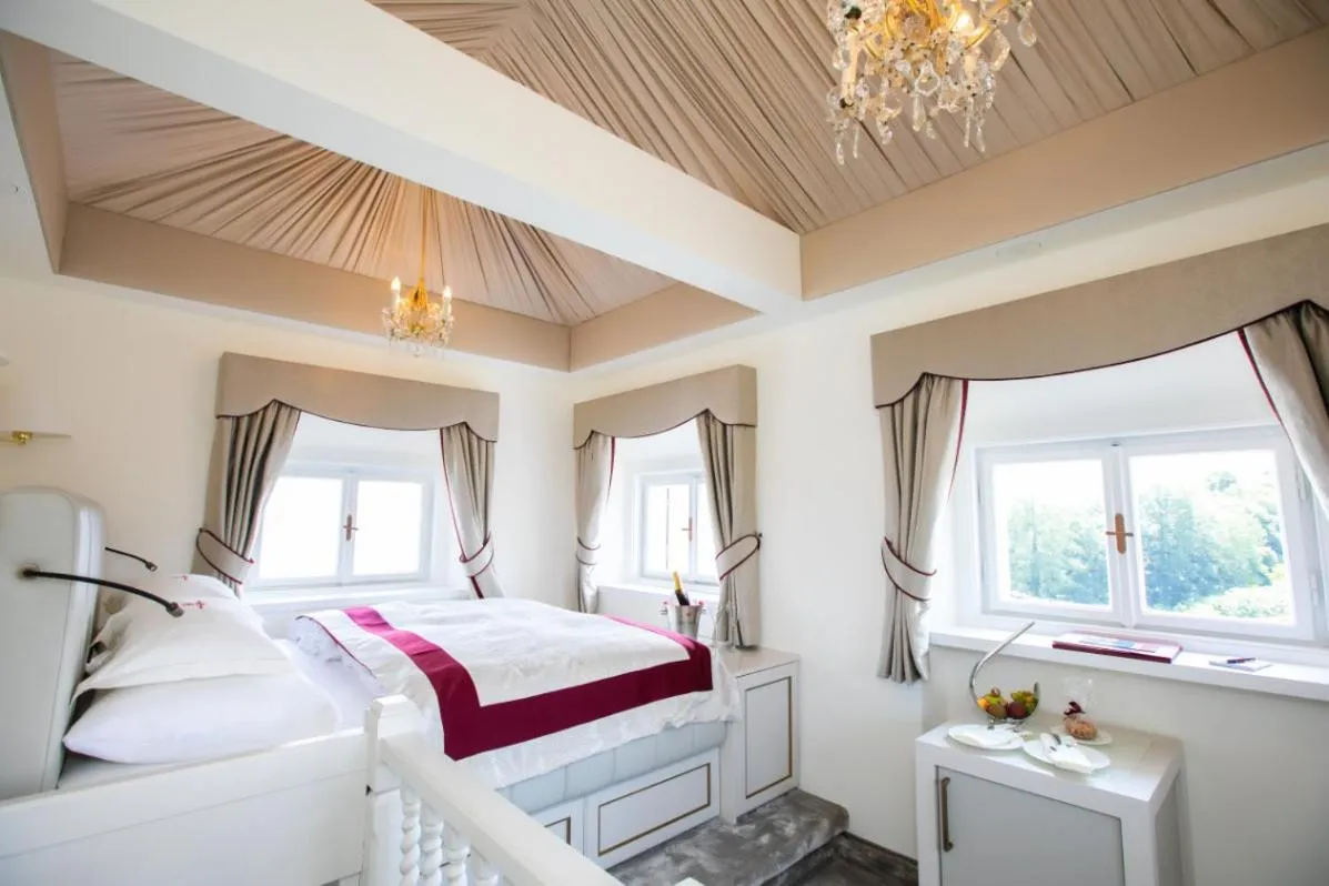 Photo of the whole room, Bed in Hotel Schloss Mönchstein