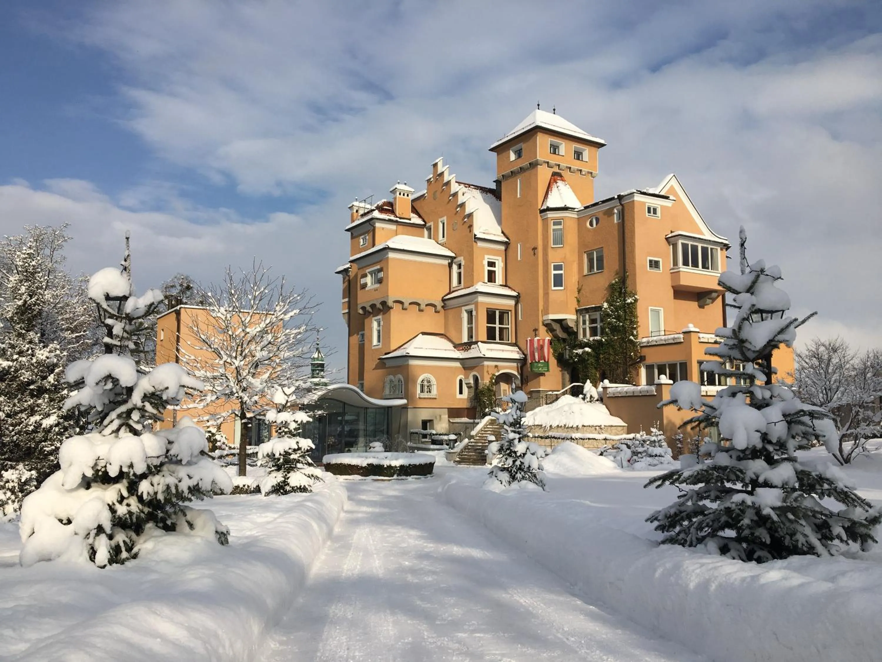 Facade/entrance in Hotel Schloss Mönchstein