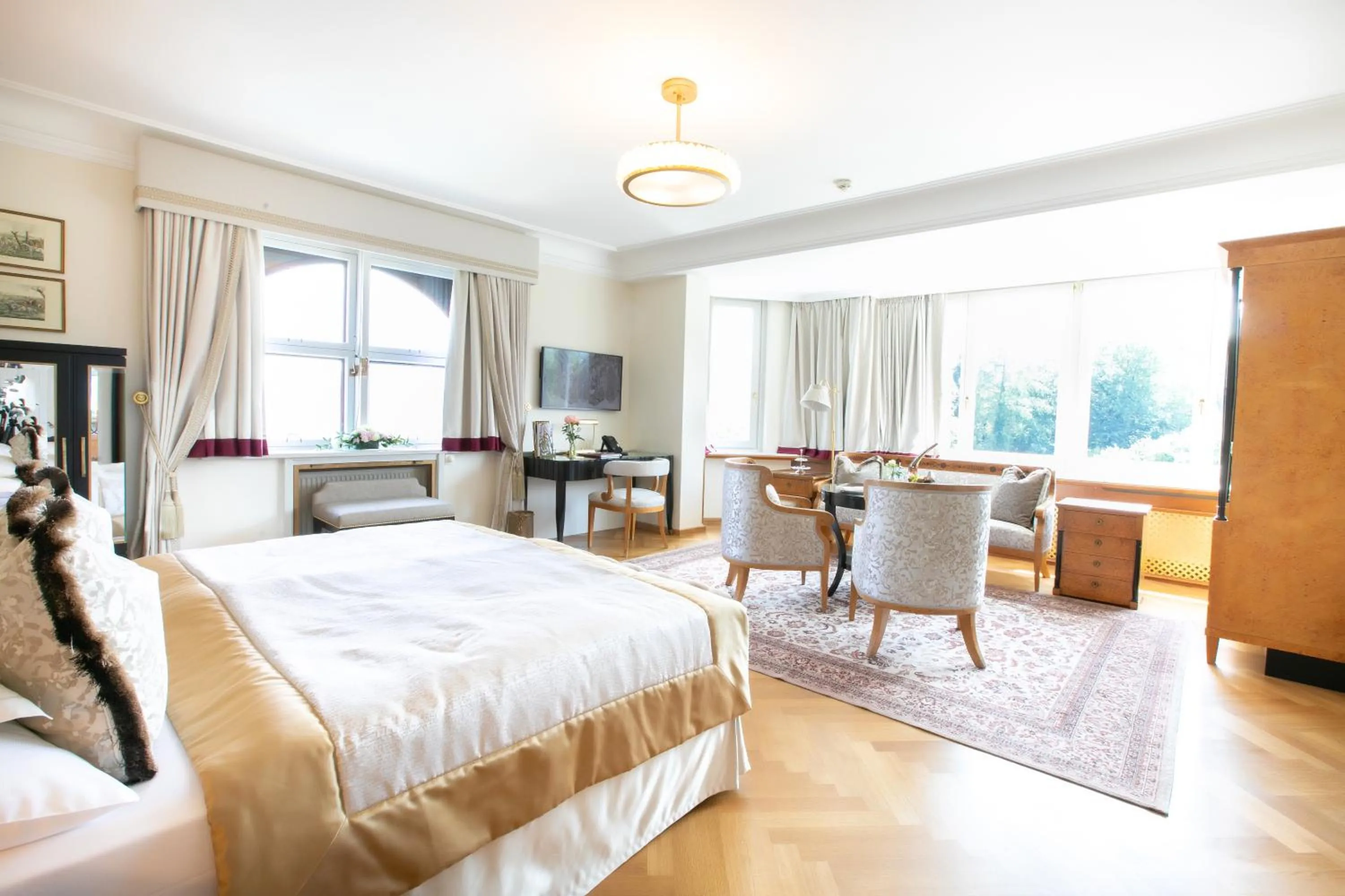 Photo of the whole room, Bed in Hotel Schloss Mönchstein