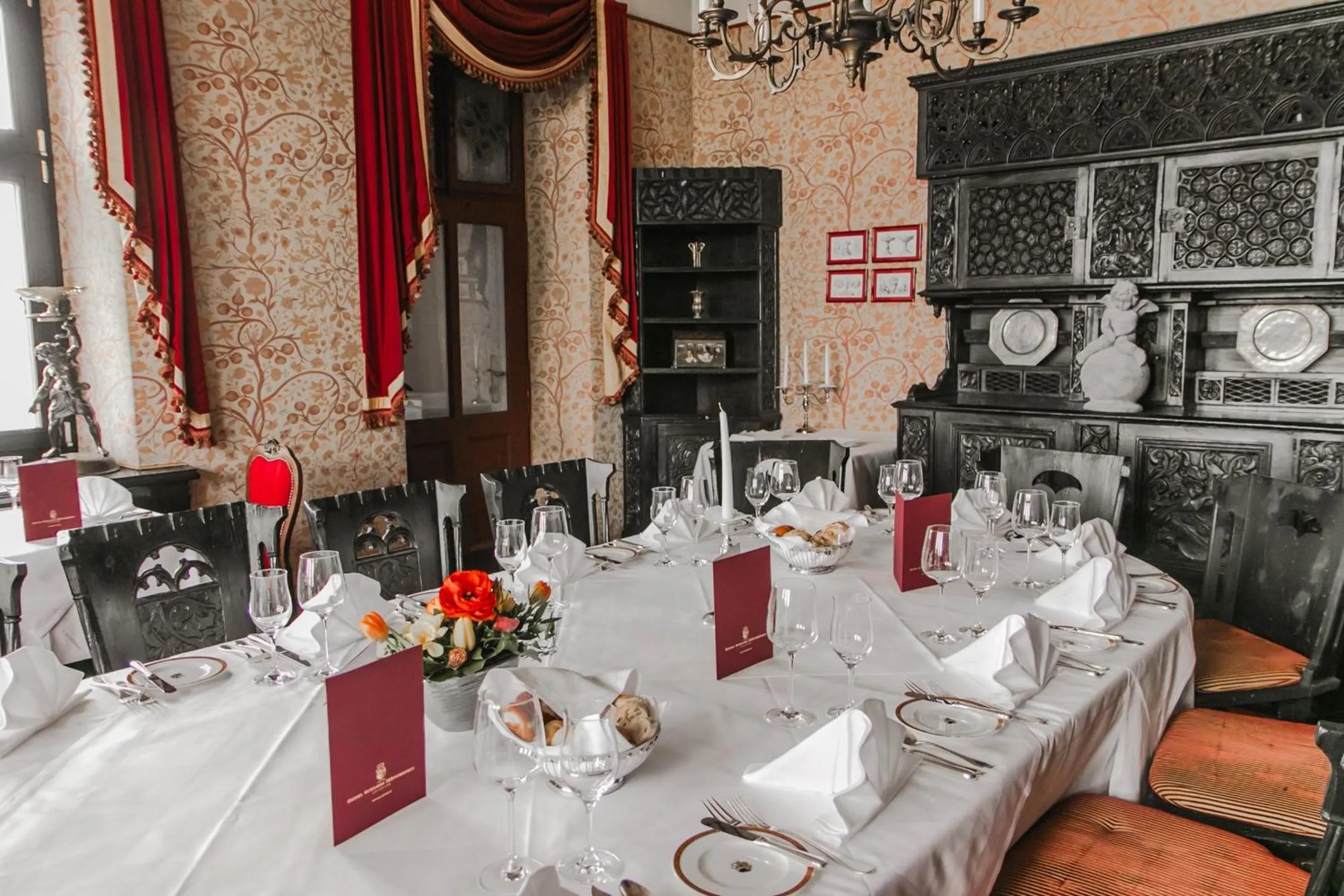 Restaurant/places to eat in Hotel Schloss Mönchstein