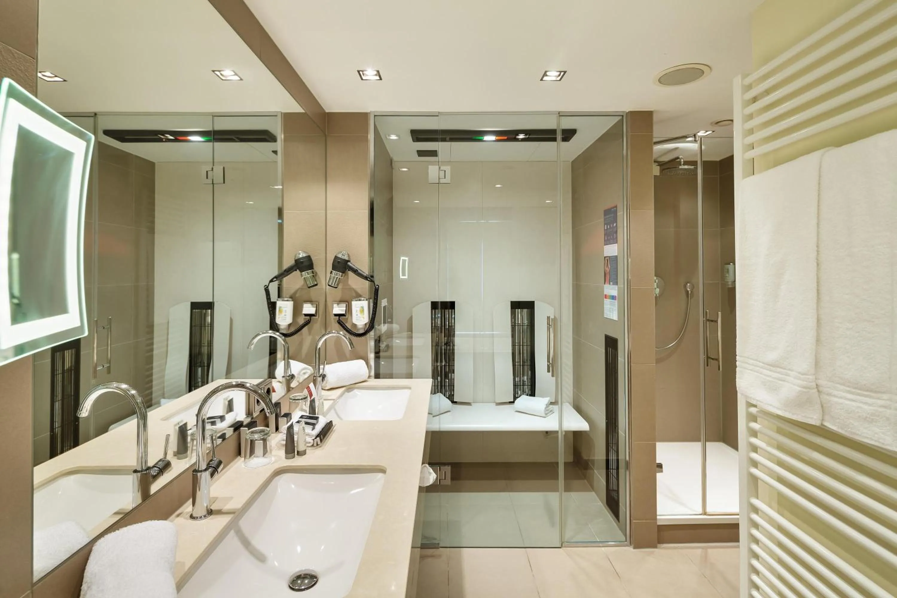 Bathroom in Hotel Schillerpark Linz, a member of Radisson Individuals