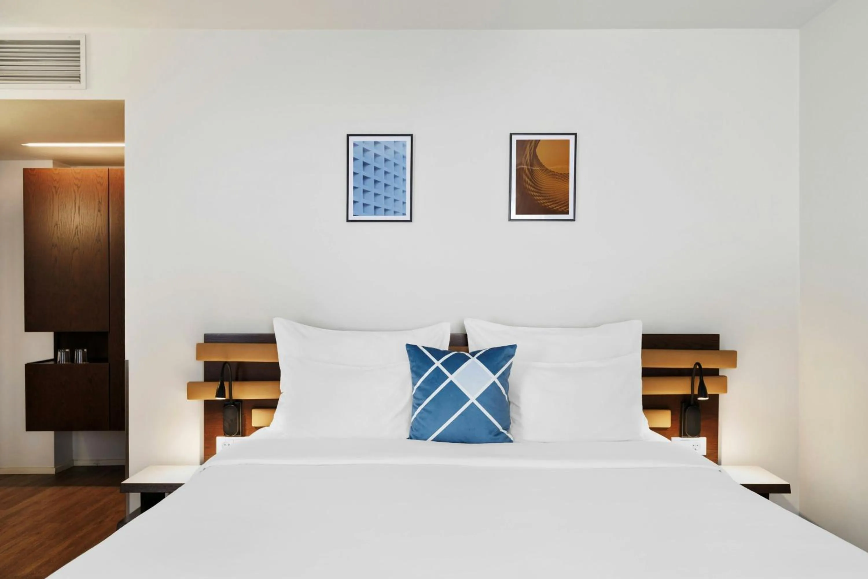 Photo of the whole room, Bed in Four Points Flex by Sheraton Vienna Hauptbahnhof