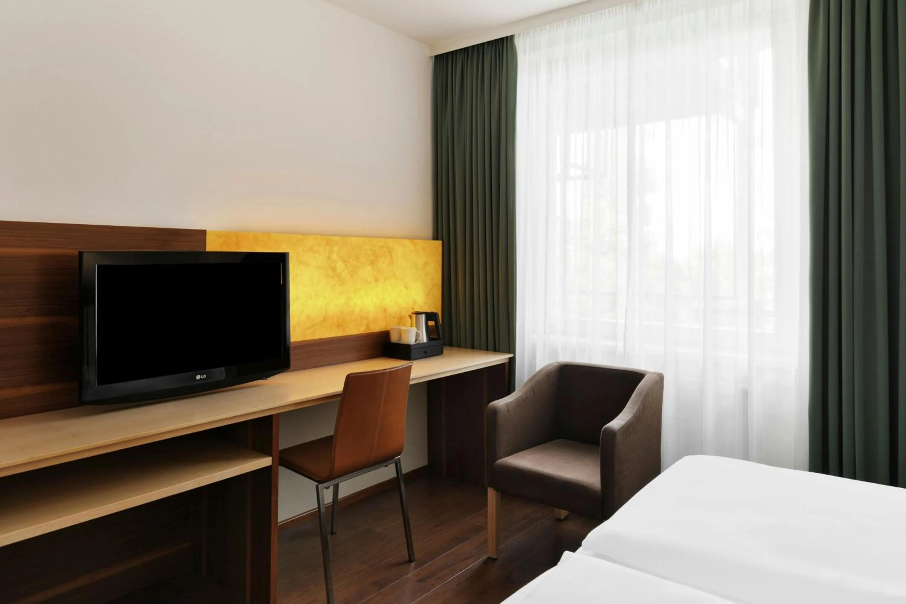 Photo of the whole room, Bed in Four Points Flex by Sheraton Vienna Hauptbahnhof