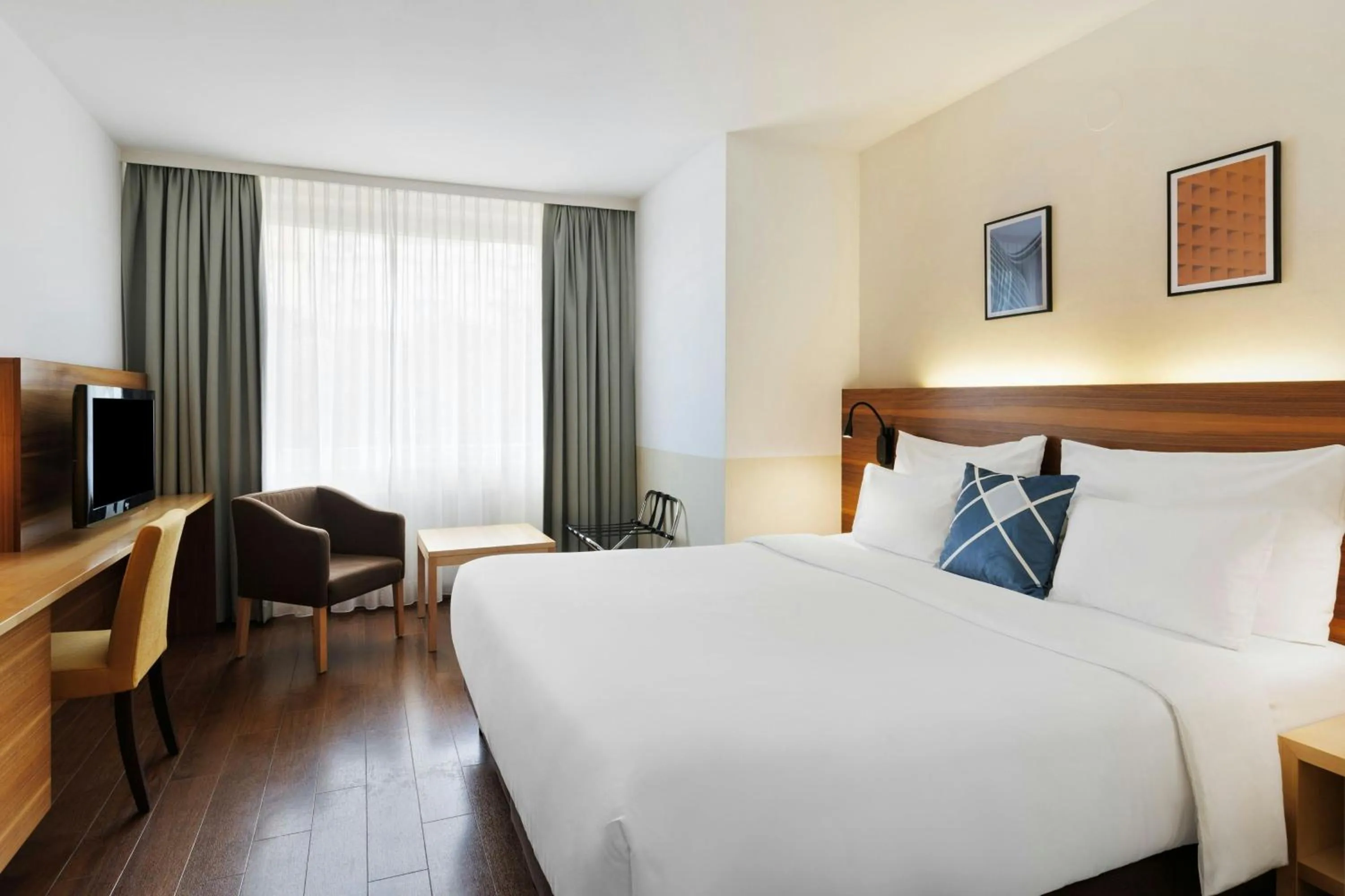 Photo of the whole room, Bed in Four Points Flex by Sheraton Vienna Hauptbahnhof