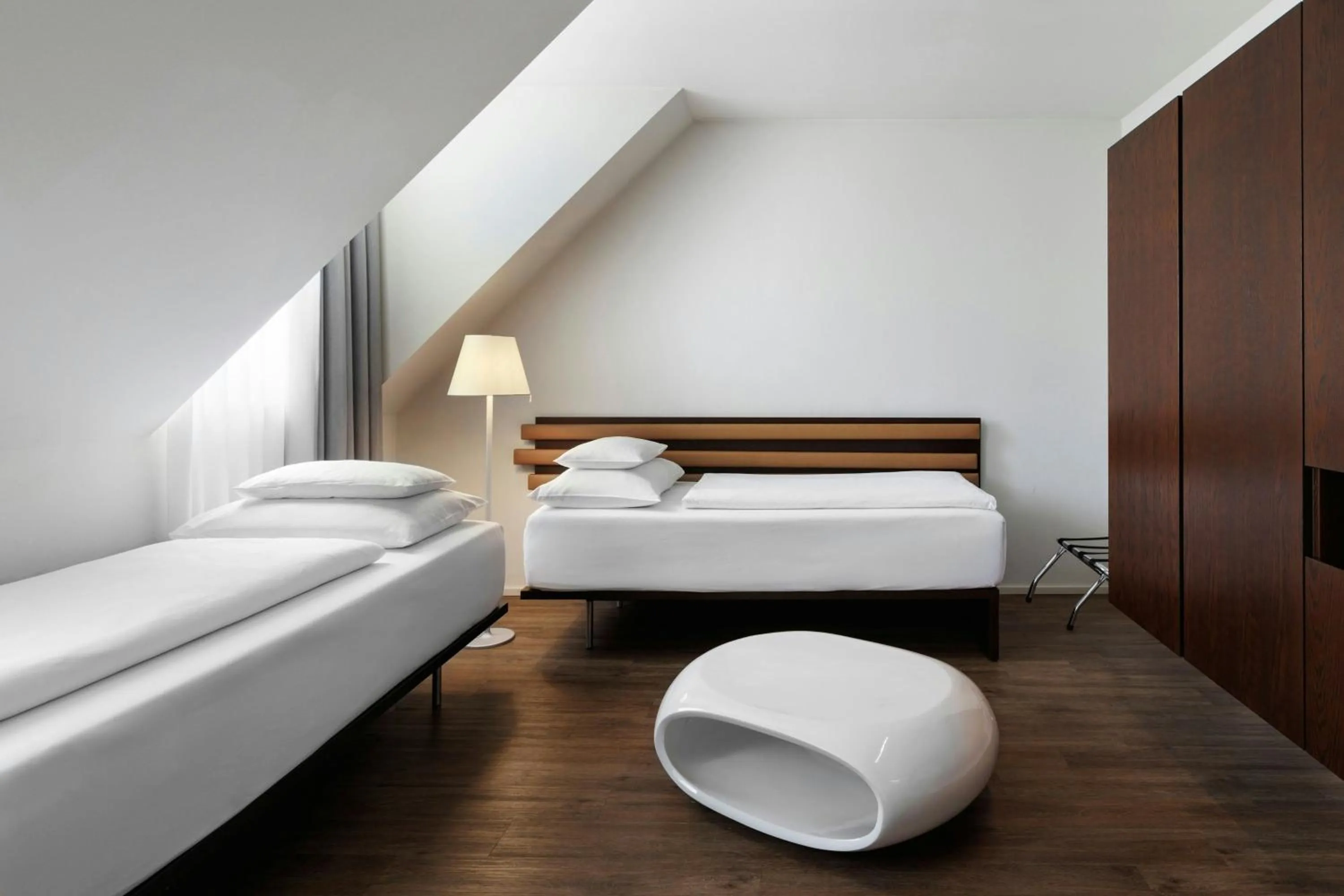 Photo of the whole room, Bed in Four Points Flex by Sheraton Vienna Hauptbahnhof