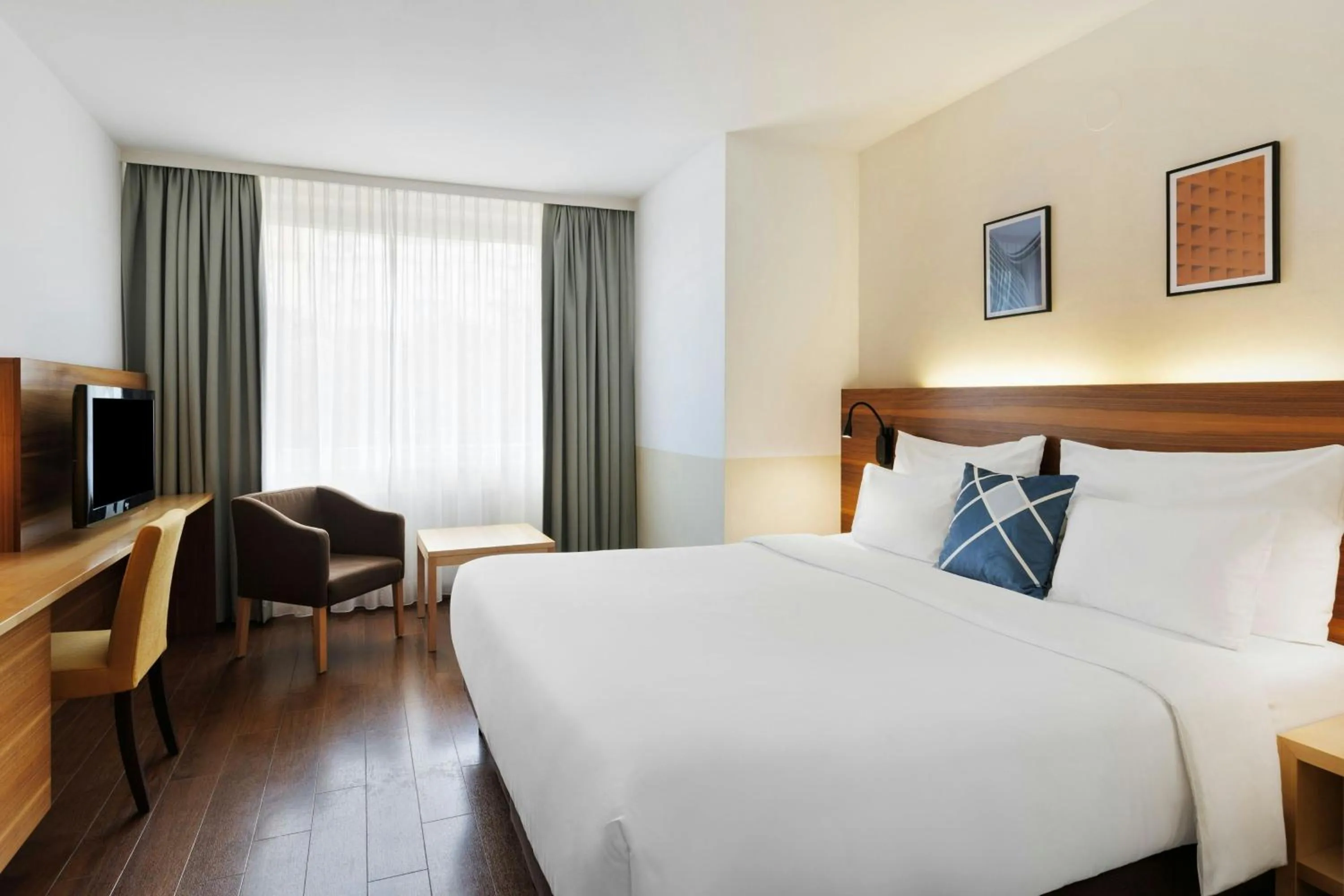 Photo of the whole room, Bed in Four Points Flex by Sheraton Vienna Hauptbahnhof