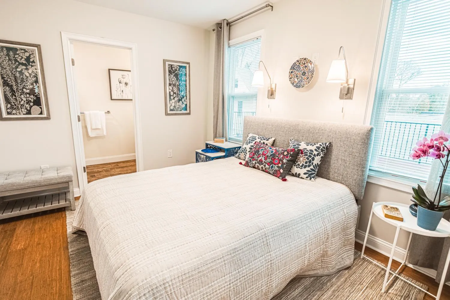 Bed in The Inn at Newton Highlands