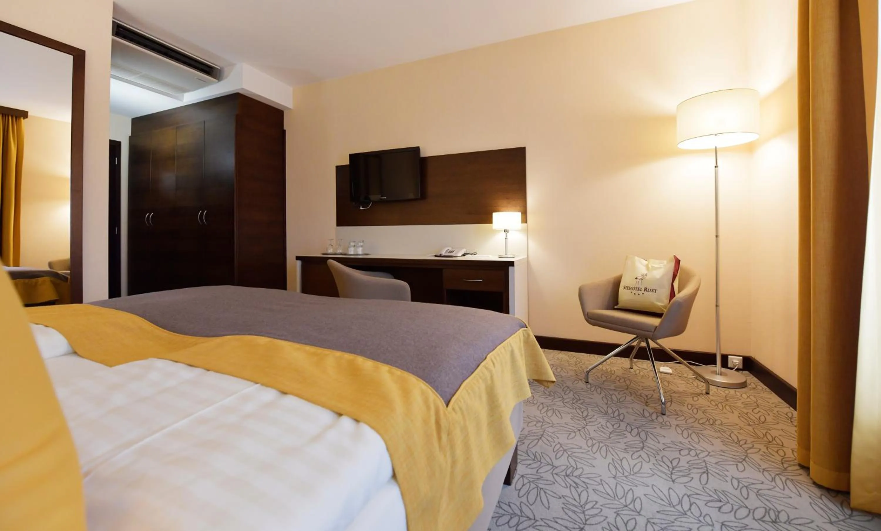 TV and multimedia, Bed in Seehotel Rust