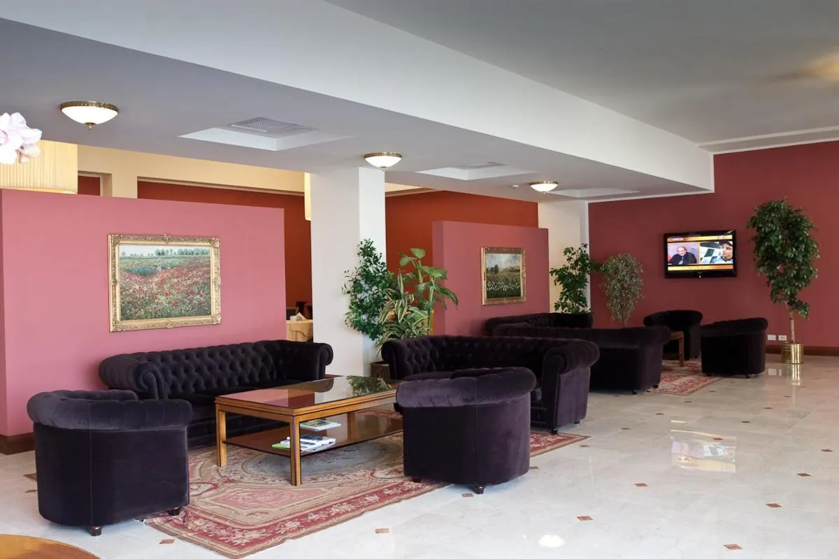 Communal lounge/ TV room in Hotel Maxim