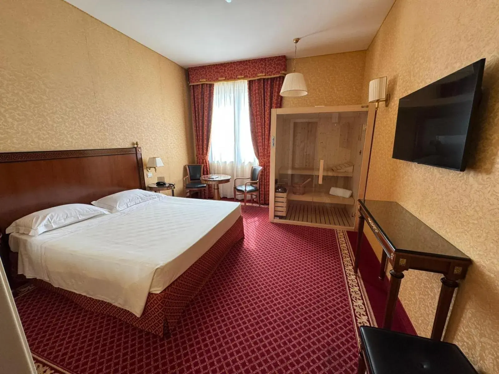 Suite with Sauna and Hot Tub in Hotel Maxim Suite with Sauna and Hot Tub in Hotel Maxim