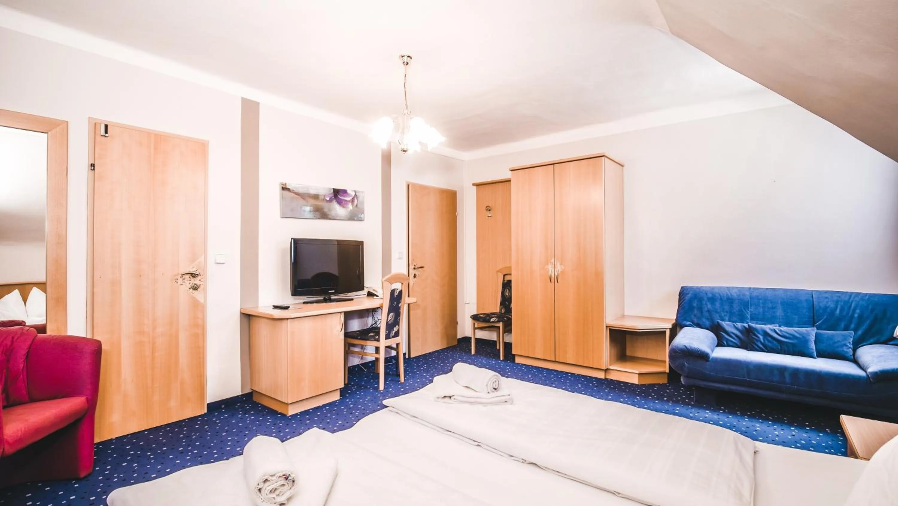 Photo of the whole room, Bed in Hotel Kärntnerhof Velden by S4Y