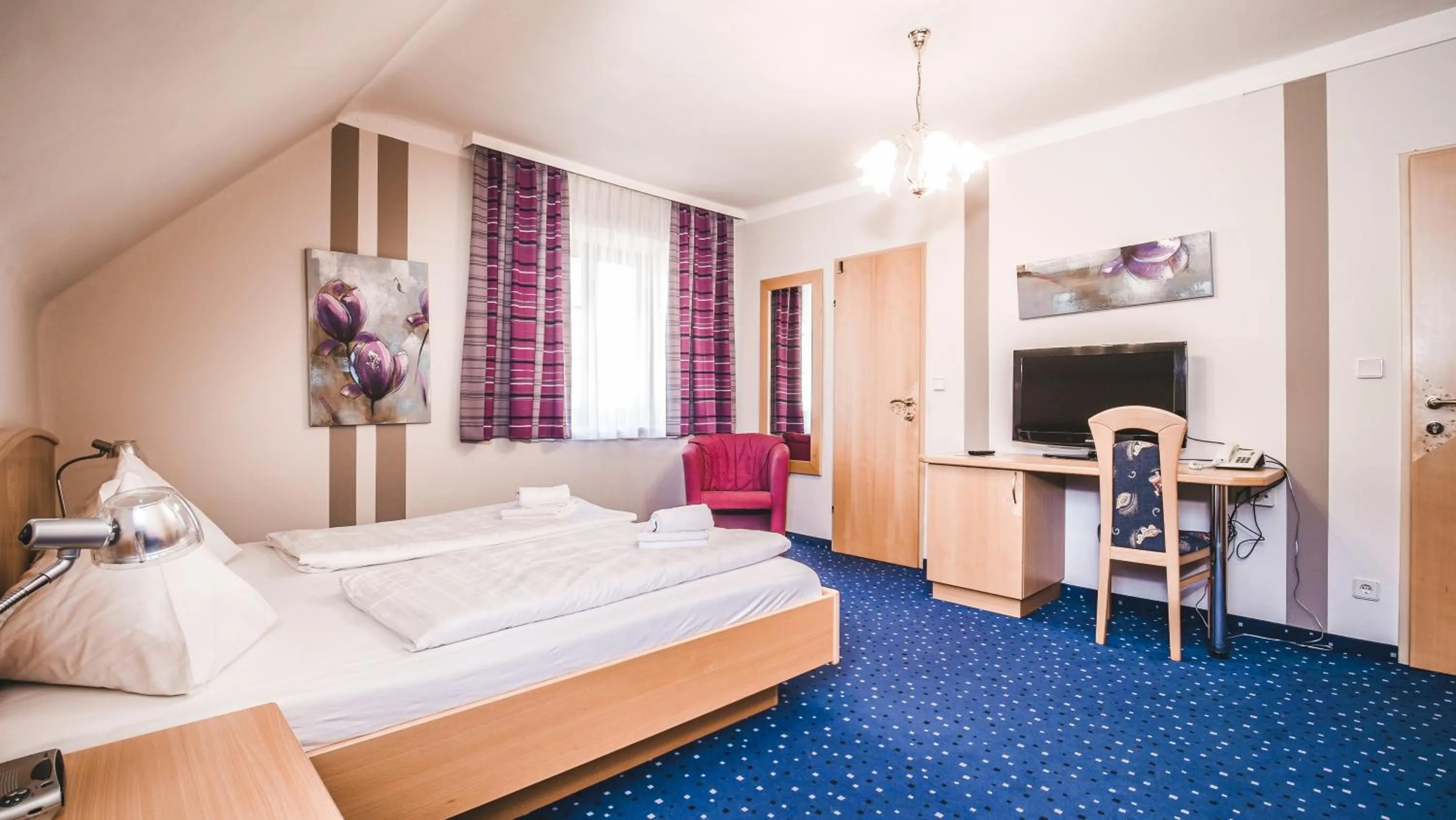 Photo of the whole room, Bed in Hotel Kärntnerhof Velden by S4Y