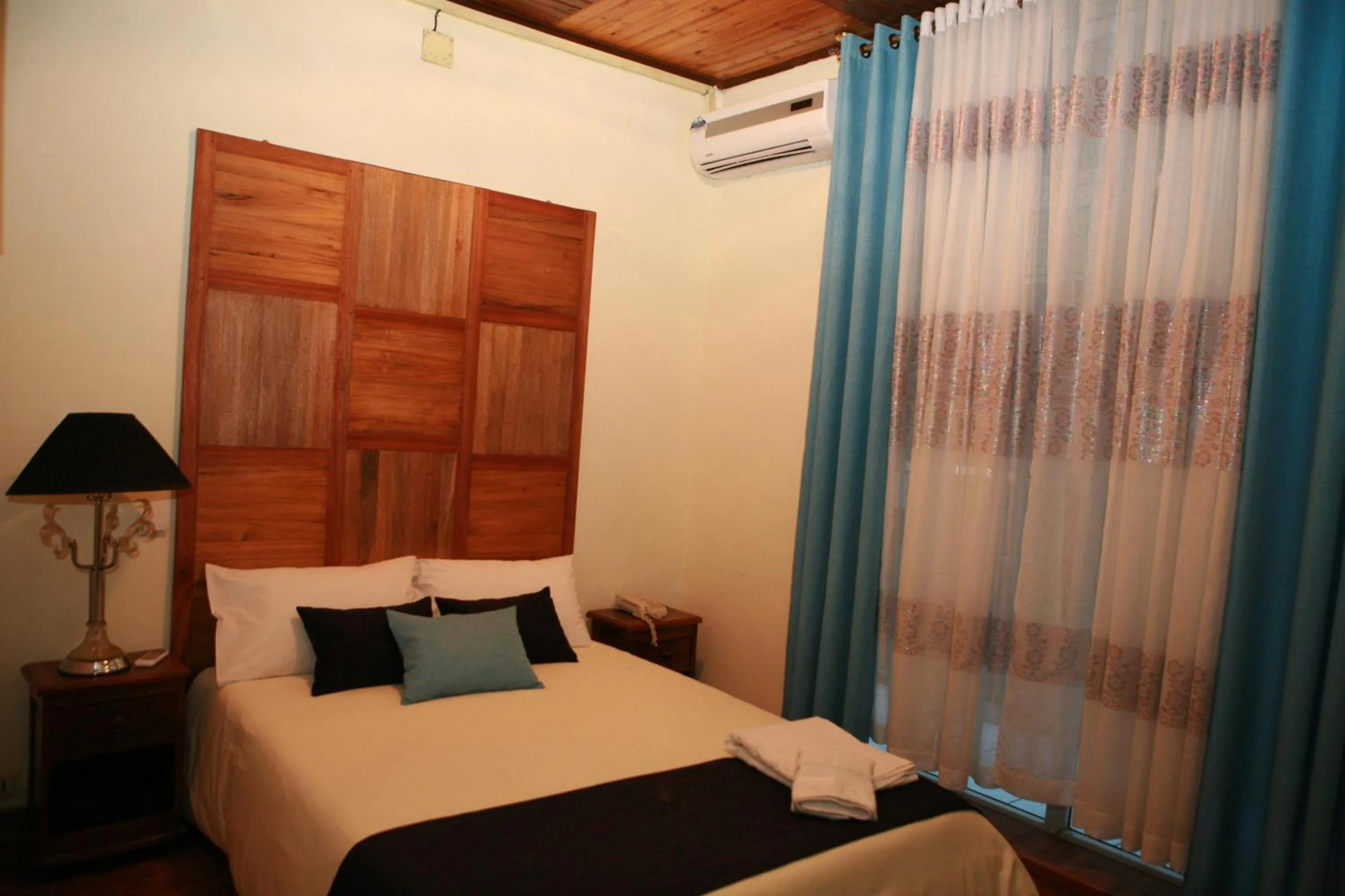 Bedroom, Bed in Hotel de L'Avenue - Tana City Centre