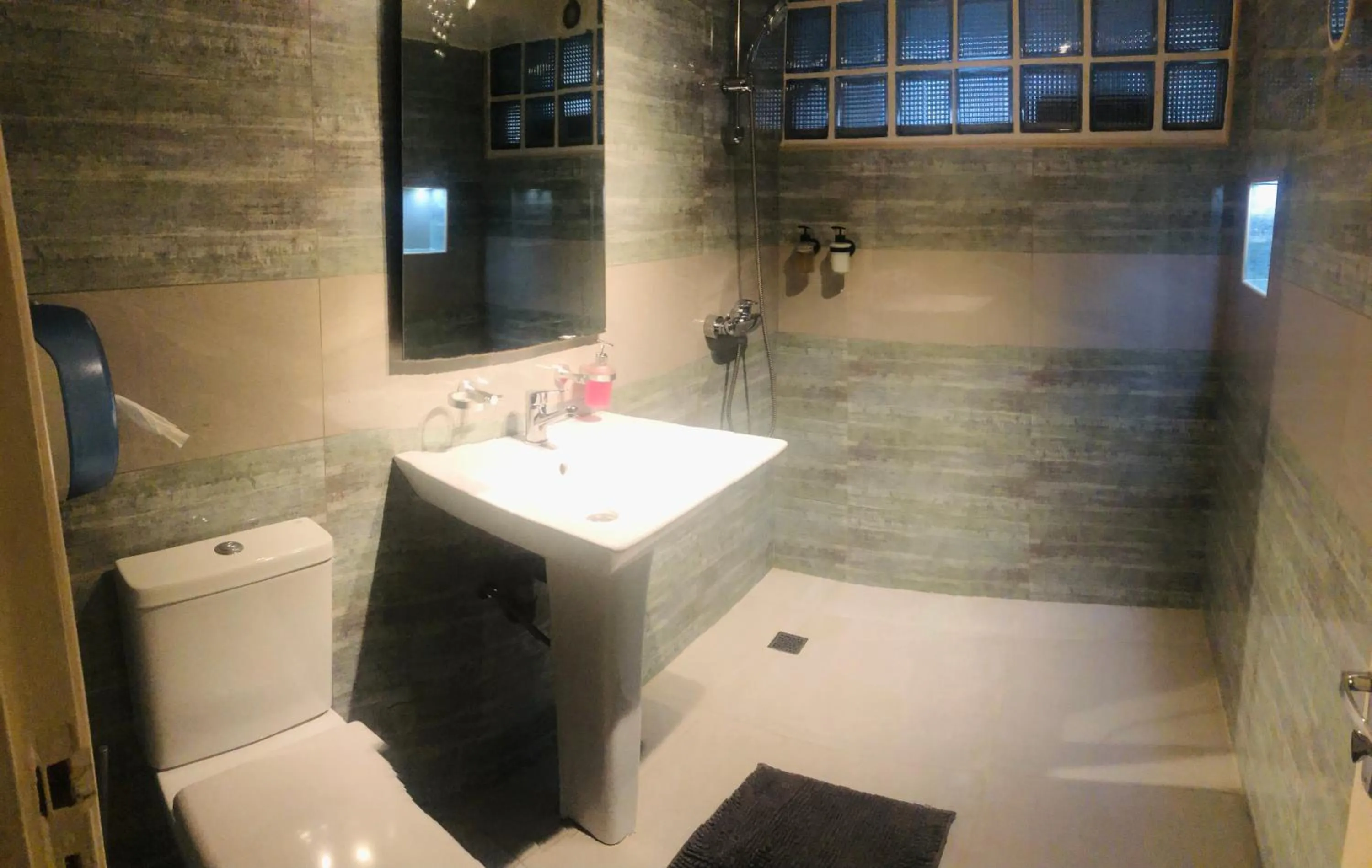 Shower in Hotel de L'Avenue - Tana City Centre