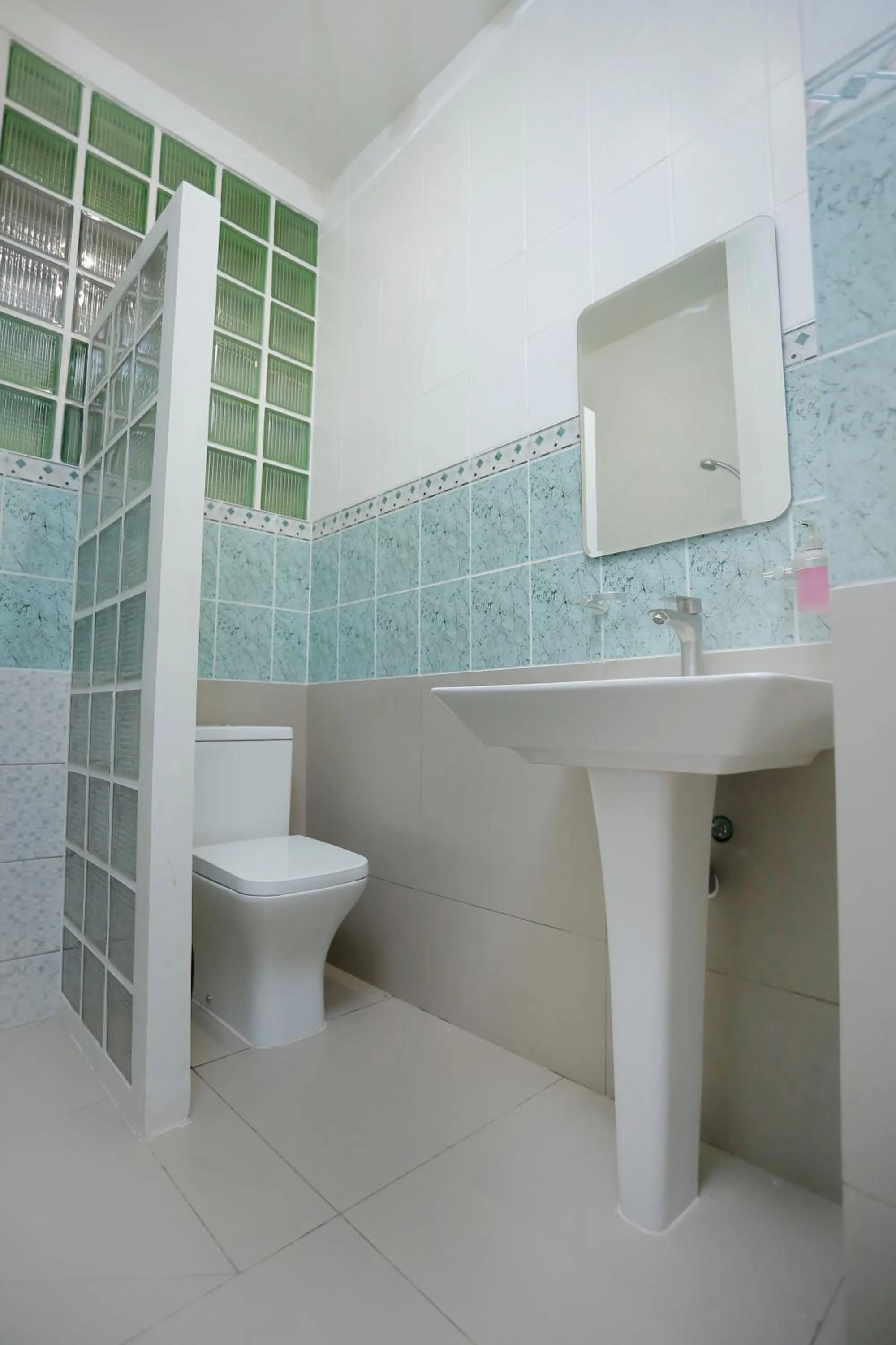 Shower in Hotel de L'Avenue - Tana City Centre