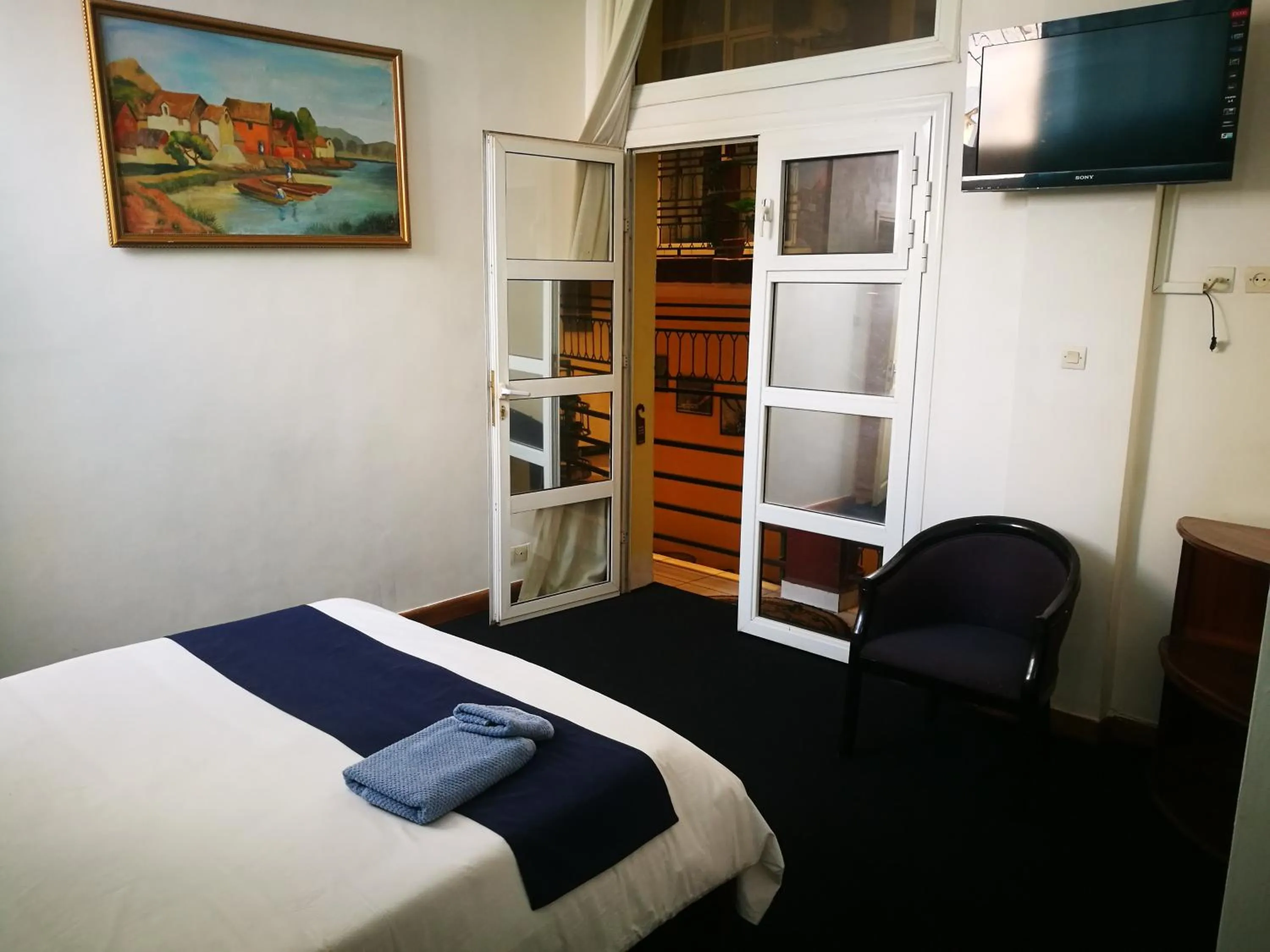 Photo of the whole room, Bed in Hotel de L'Avenue - Tana City Centre