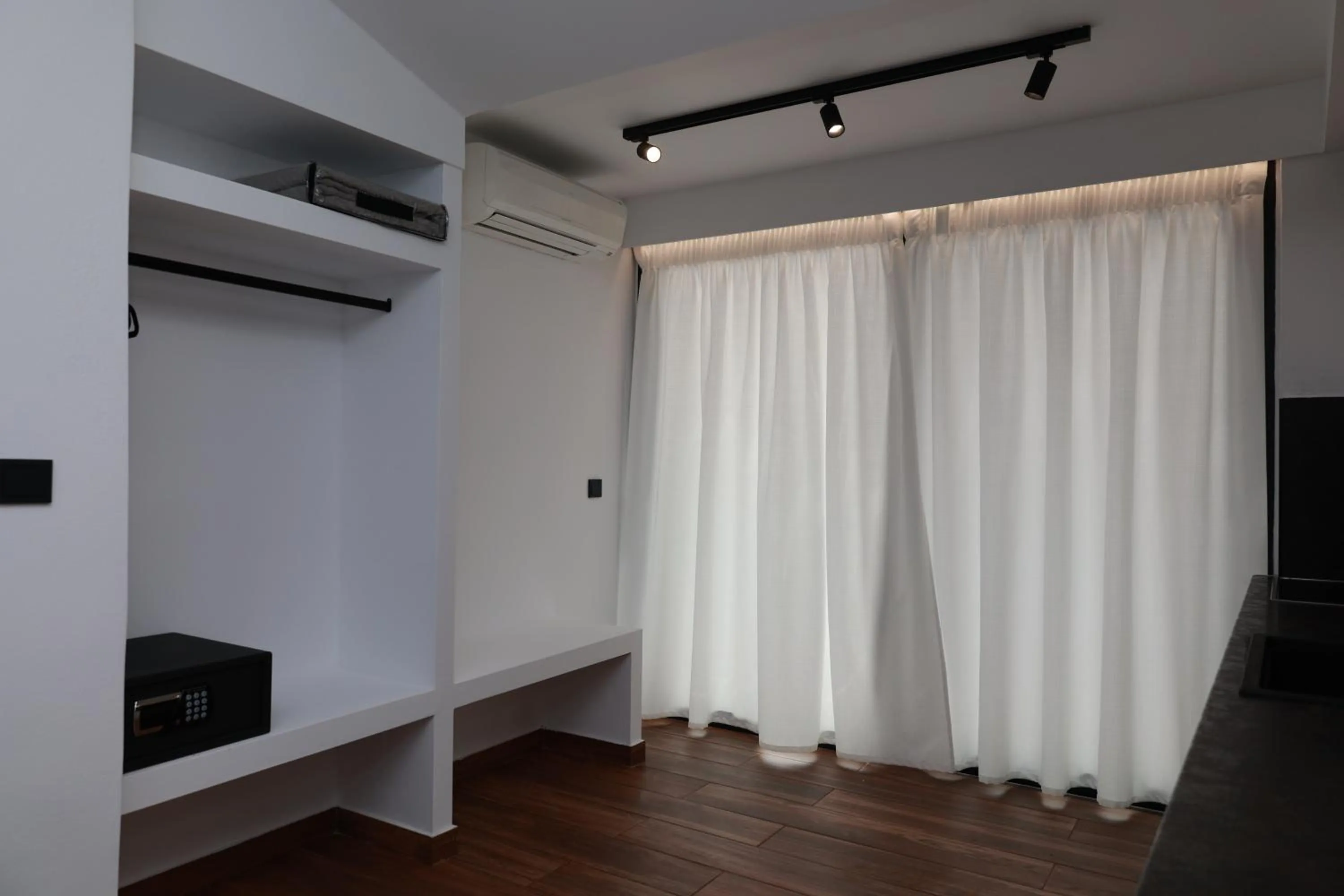 safe in Paris-Irini Studios And Apartments