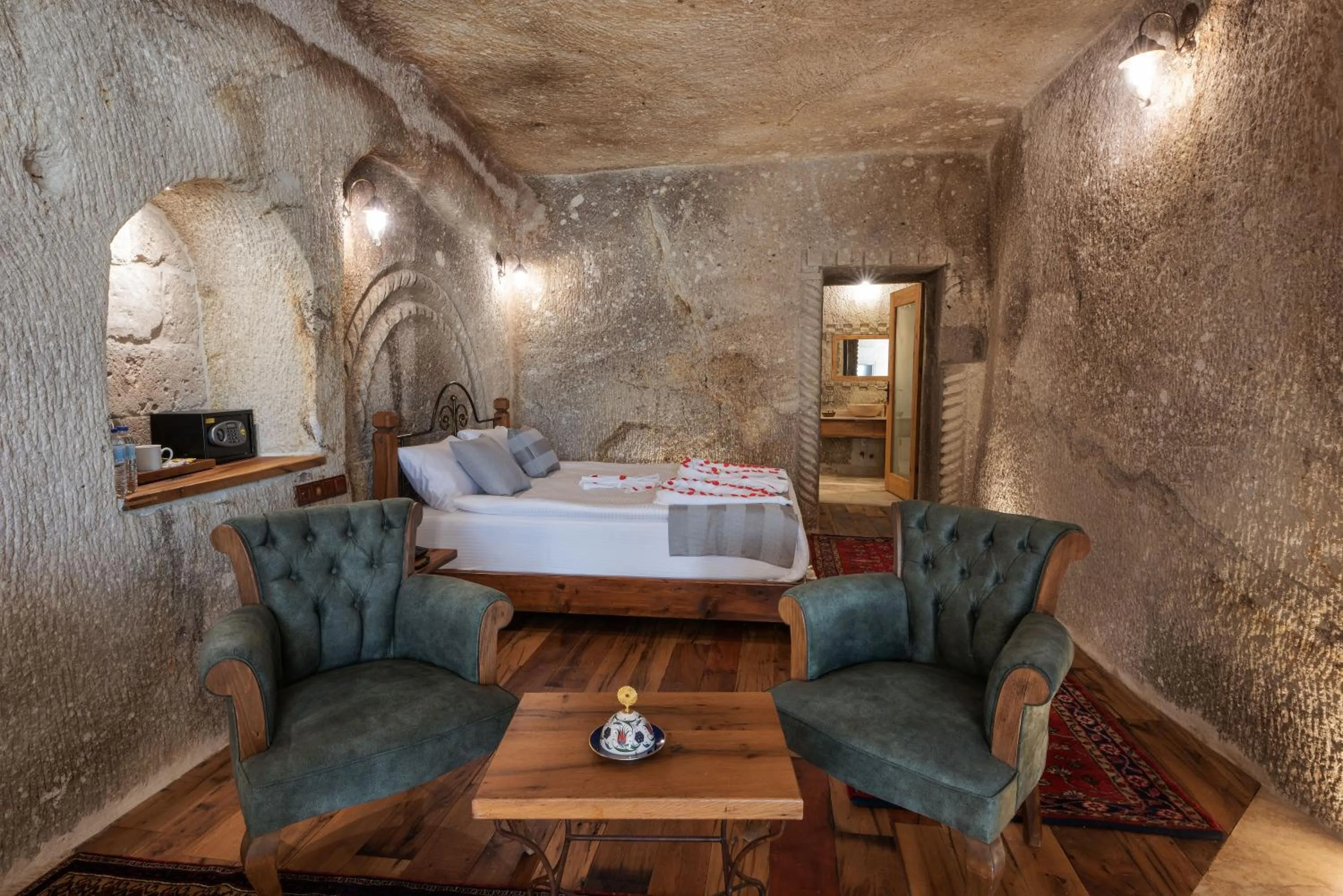 Seating area, Bed in Sarnich Cave Suites
