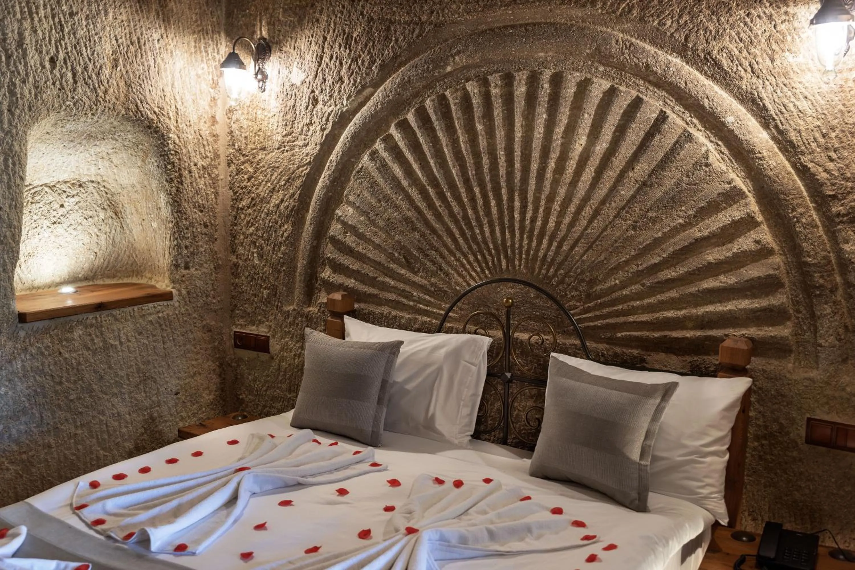 Bedroom, Bed in Sarnich Cave Suites