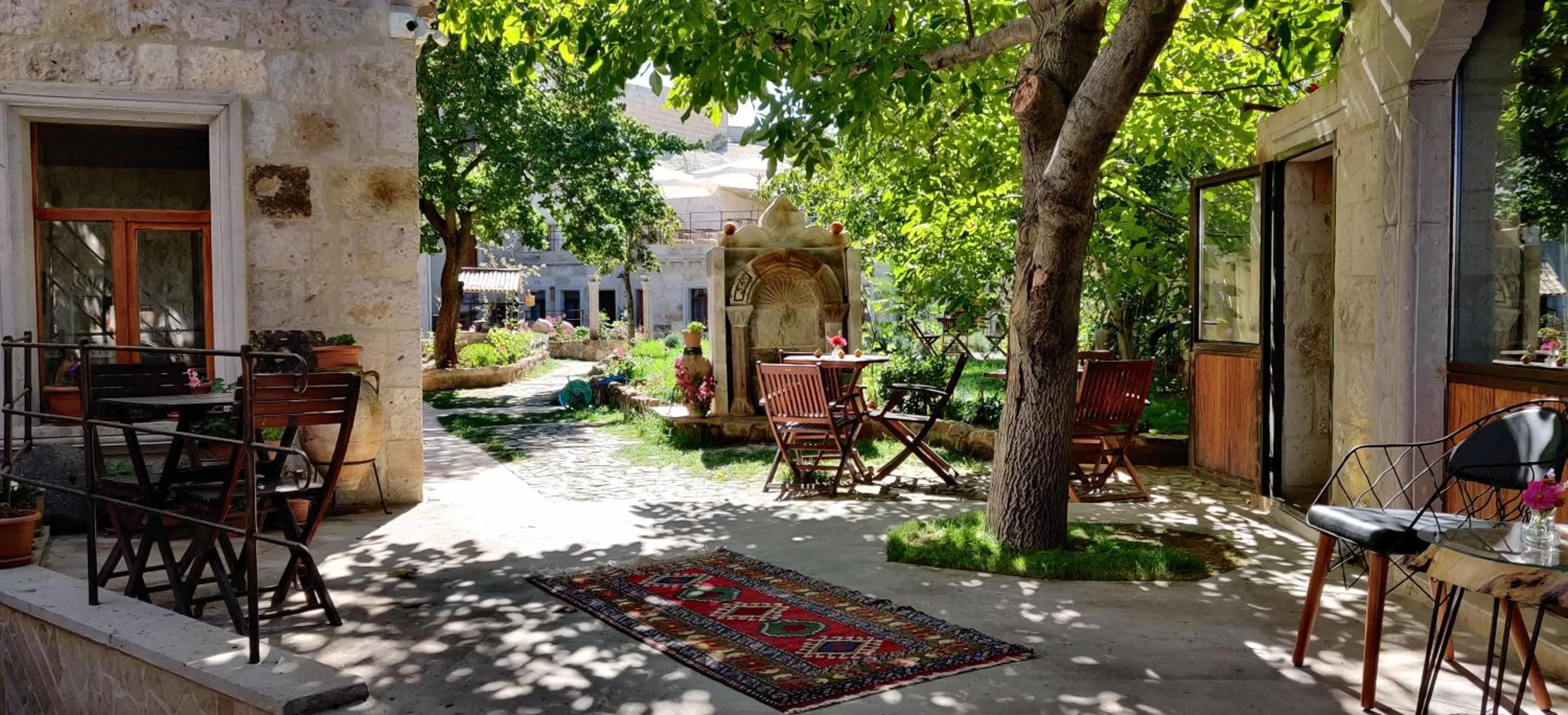 Garden in Sarnich Cave Suites