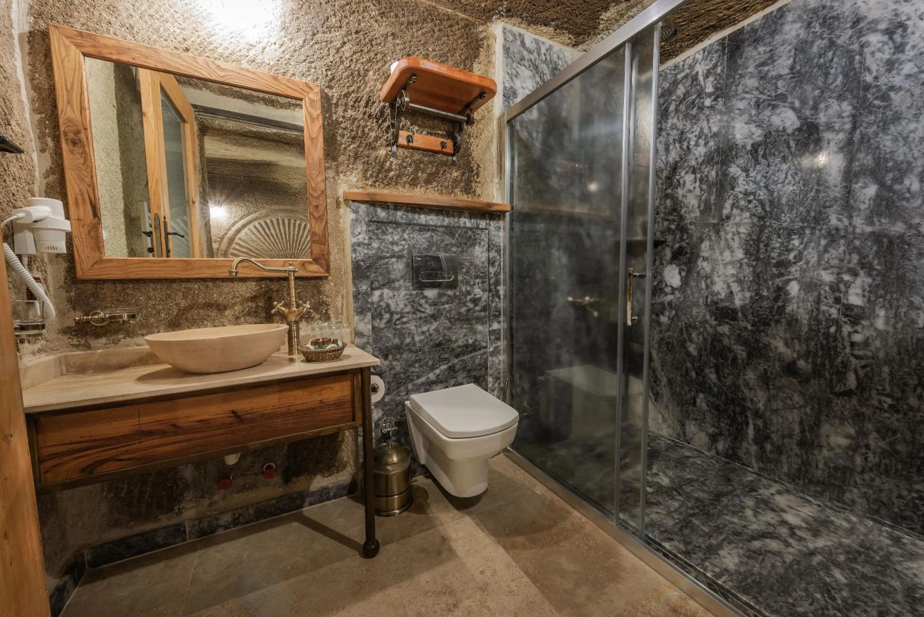 Bathroom in Sarnich Cave Suites