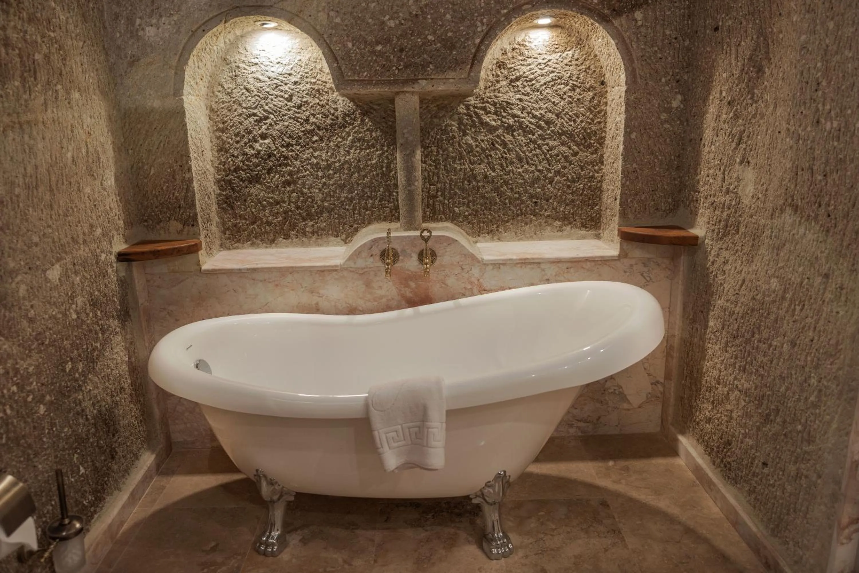 Bathroom in Sarnich Cave Suites